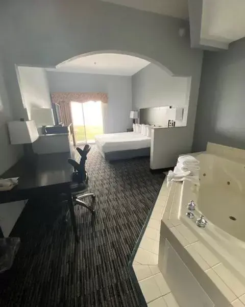 King Suite with Jacuzzi - Lakeside - Non-Smoking in Lakeside Resort & Conference Center King Suite with Jacuzzi - Lakeside - Non-Smoking in Lakeside Resort & Conference Center