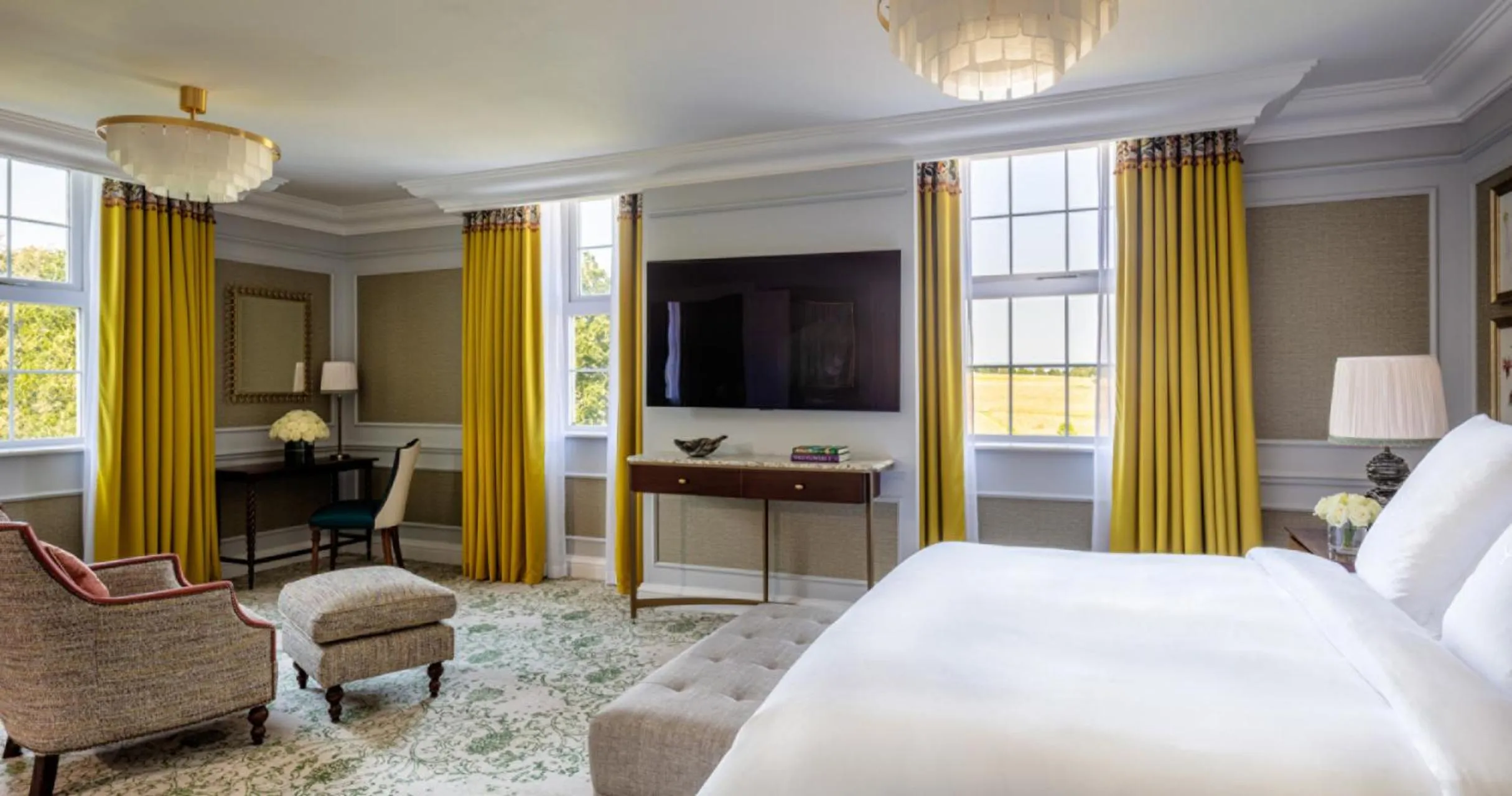 TV and multimedia, Bed in Four Seasons Hotel Hampshire