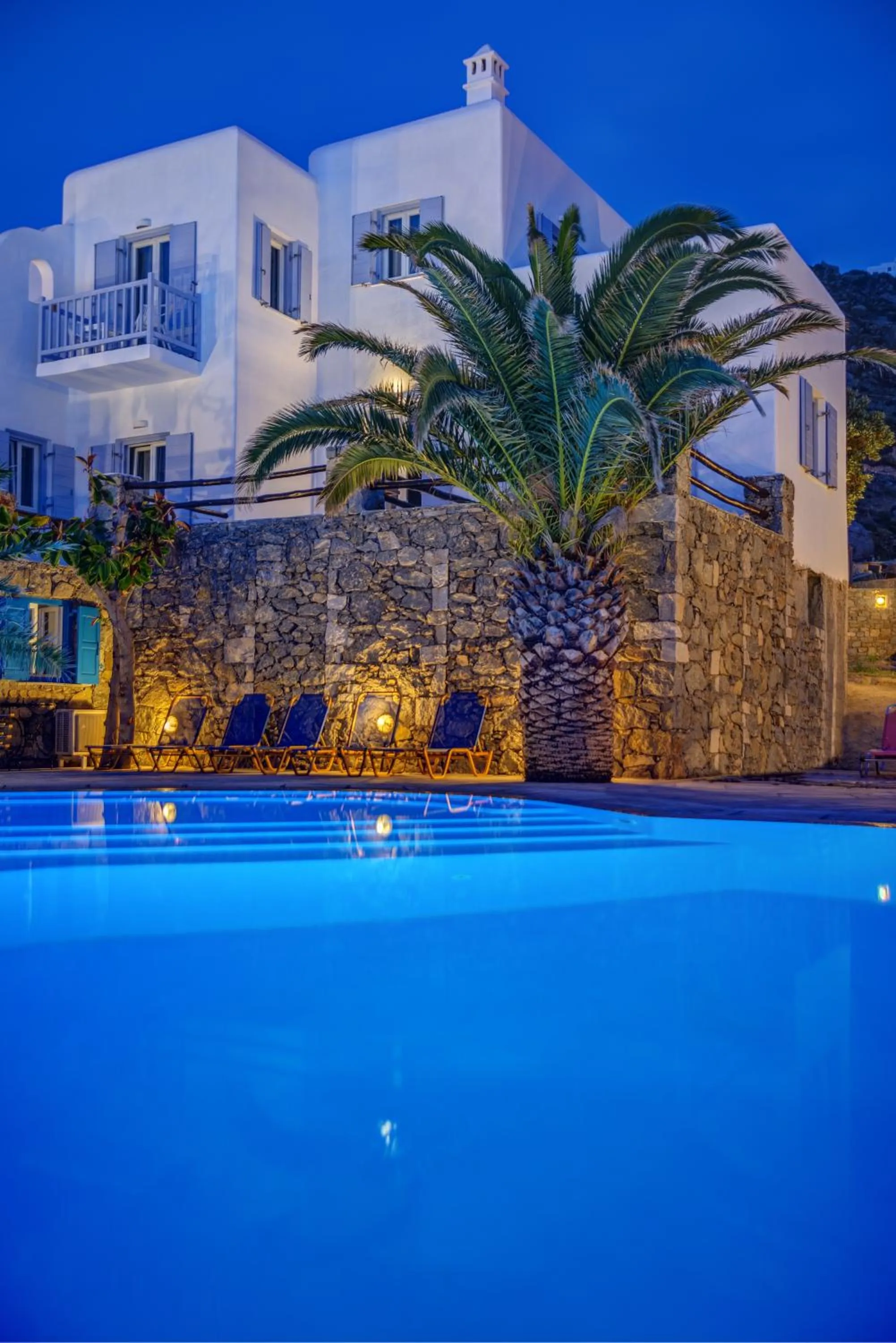 Facade/entrance in Makis Place