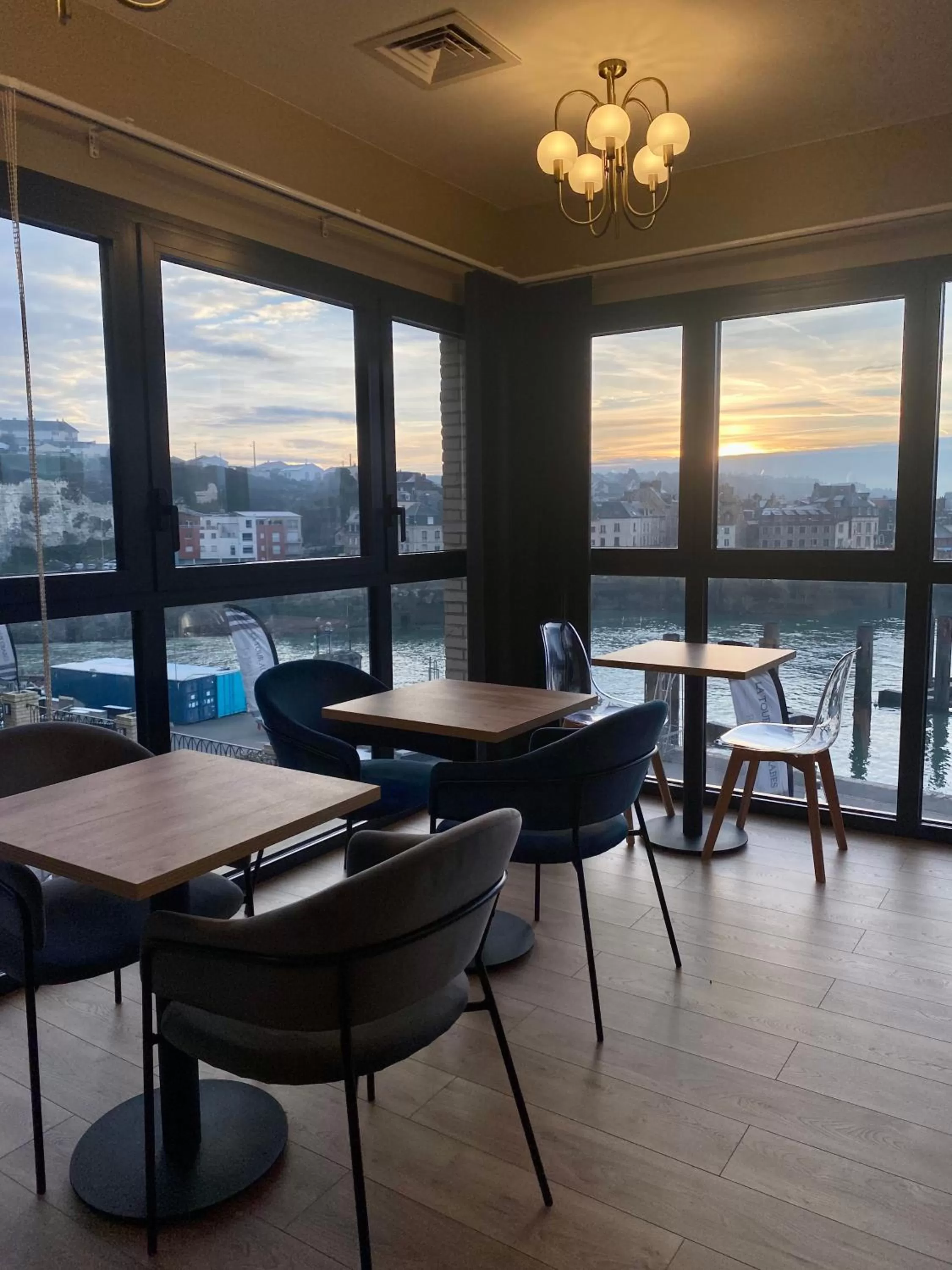 Dining area in LA TOUR AUX CRABES près de la plage