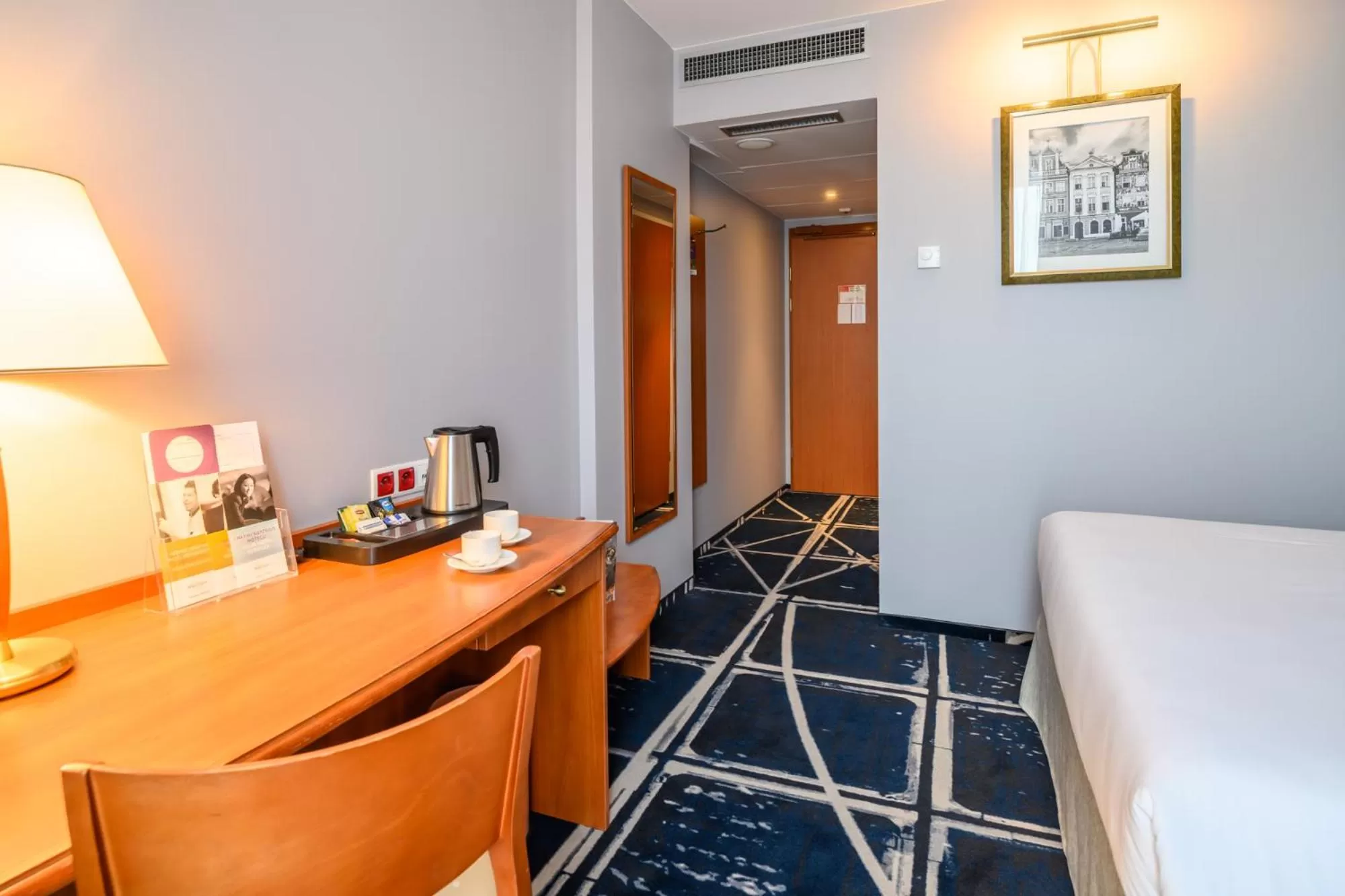 Coffee/tea facilities, Bed in Hotel Mercure Poznań Centrum