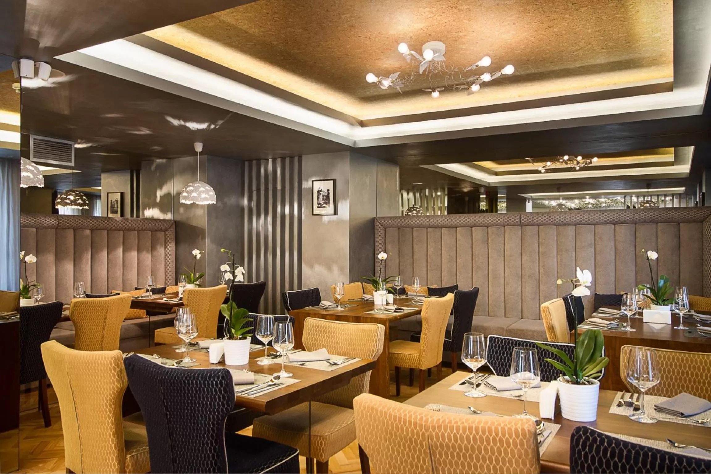 Restaurant/places to eat in Venis Boutique Hotel