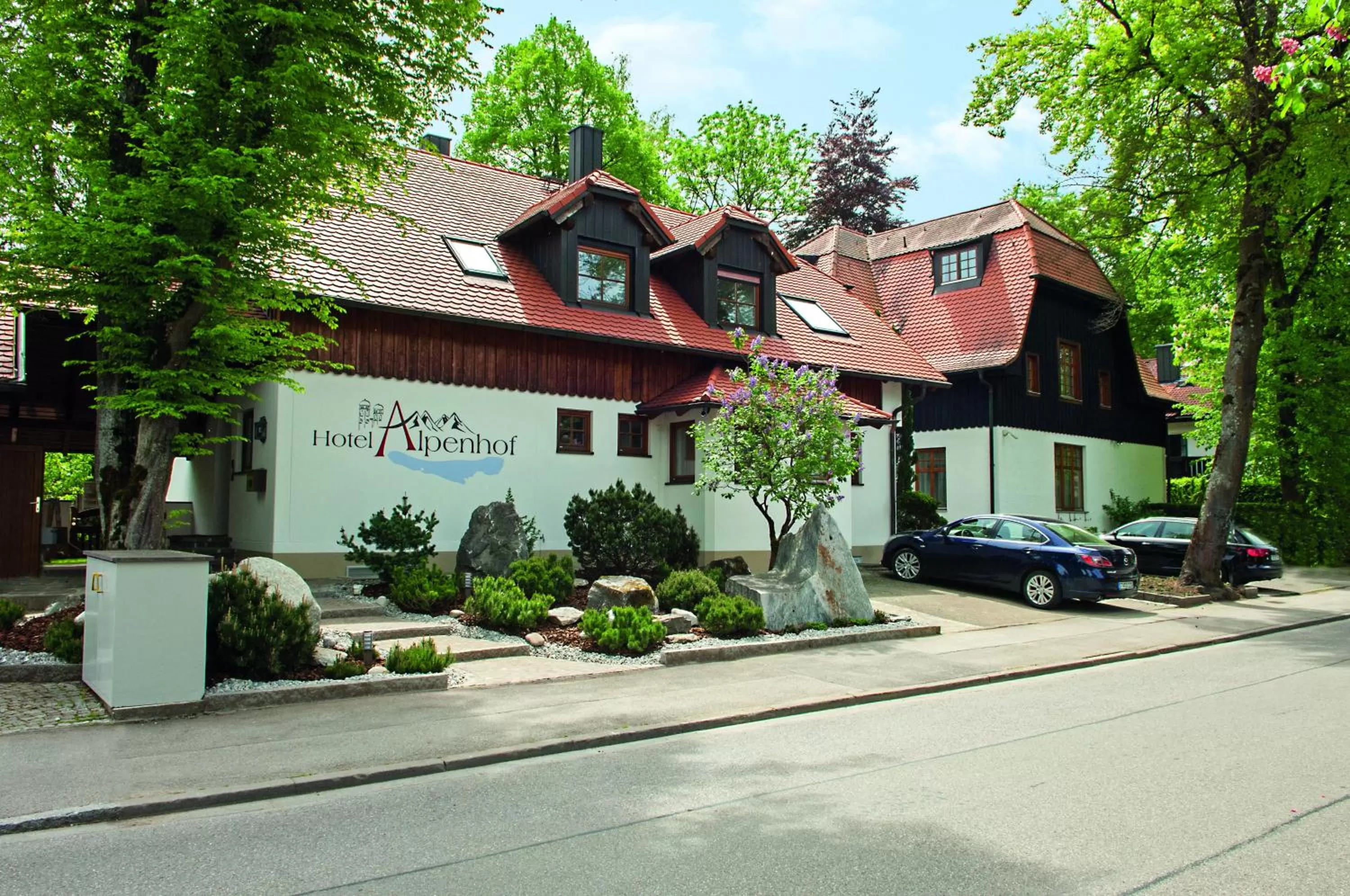 Facade/entrance in Hotel Alpenhof - ruhige Wohlfühloase zwischen München, dem Fünf-Seenland und den Bergen, in S-Bahnnähe