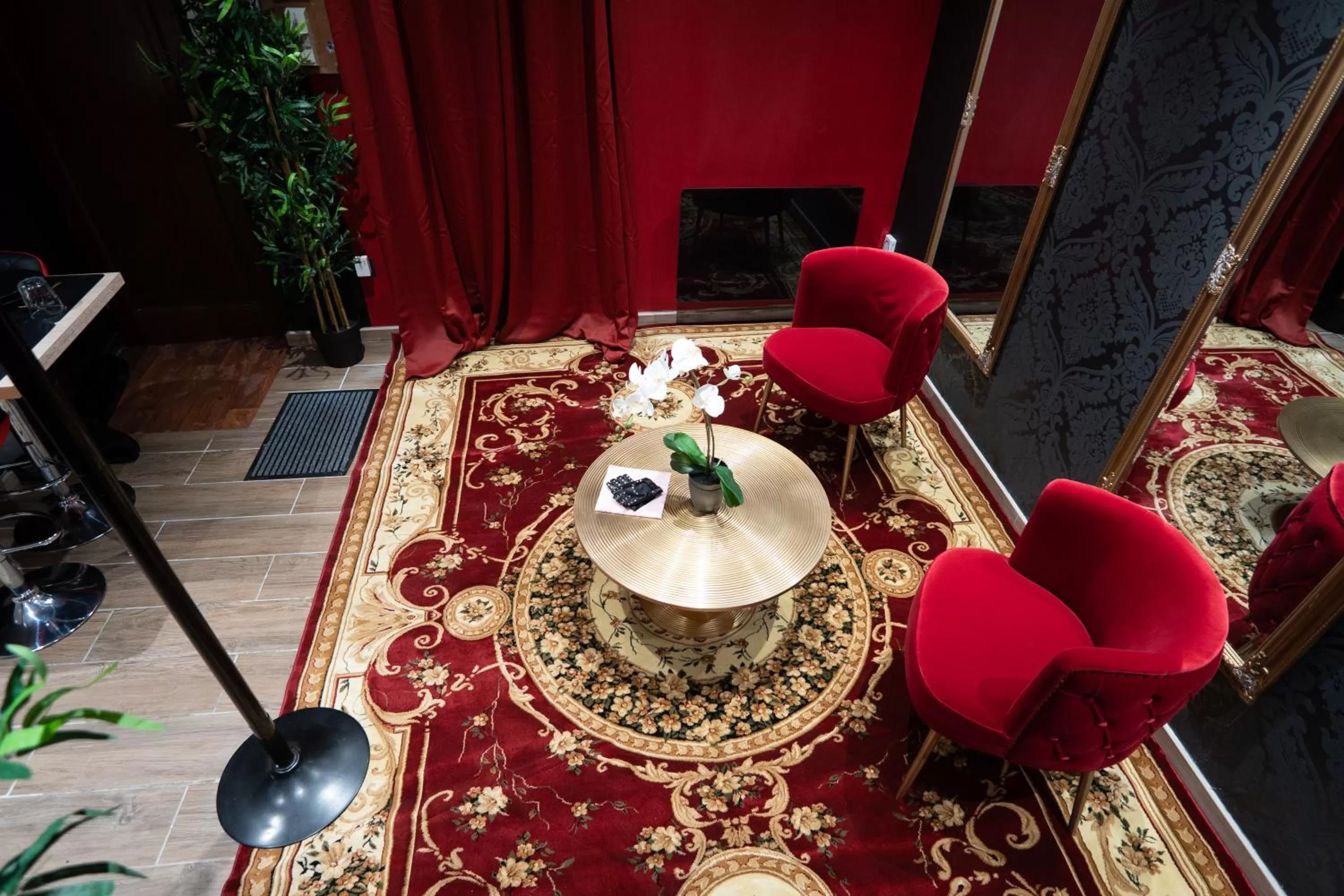 Living room in Capsule Secret - Jacuzzi - Netflix & Home cinéma - Jeux de couple - Barre de pole dance