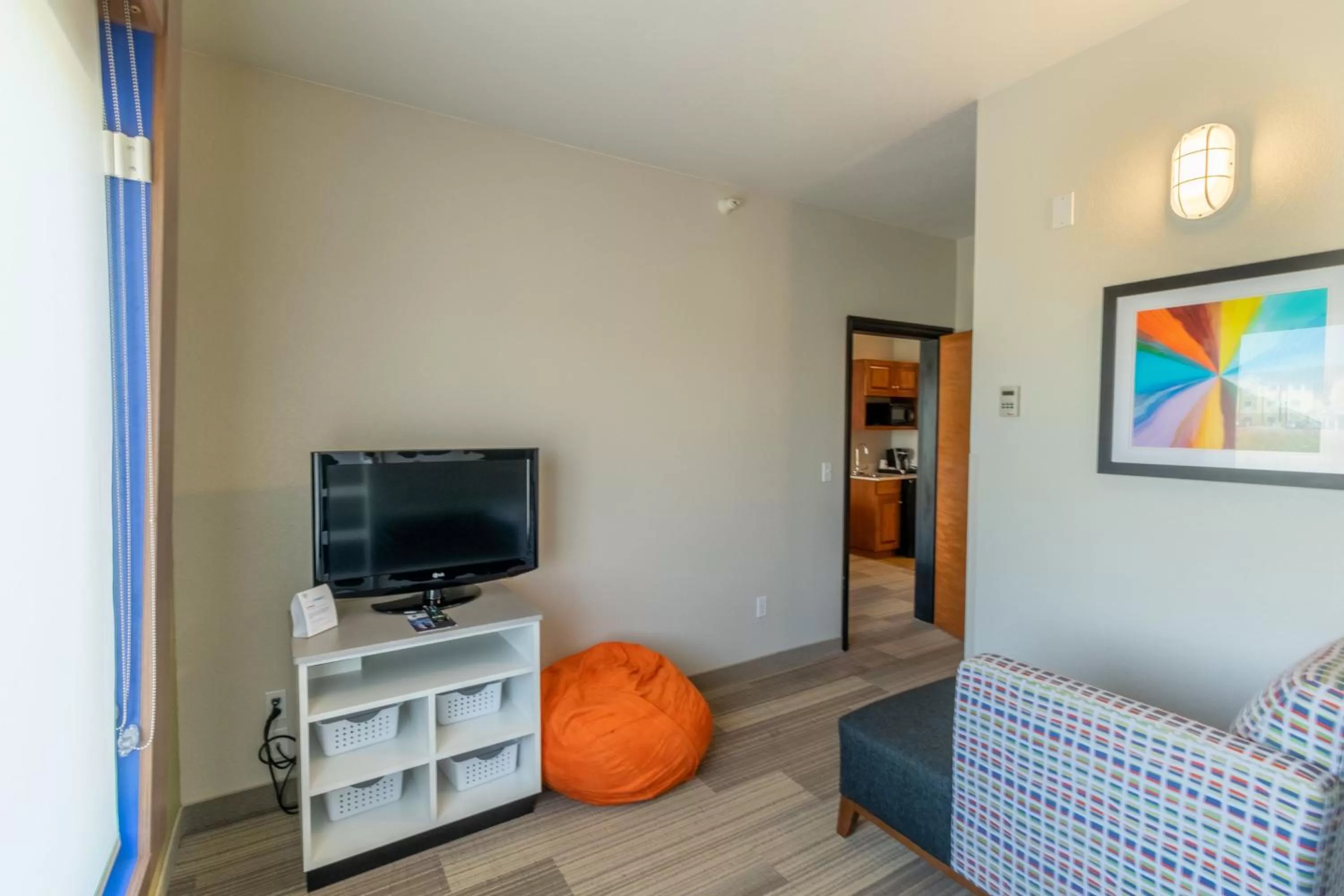 TV and multimedia in Holiday Inn Express Hotel & Suites Limon I-70/Exit 359 by IHG