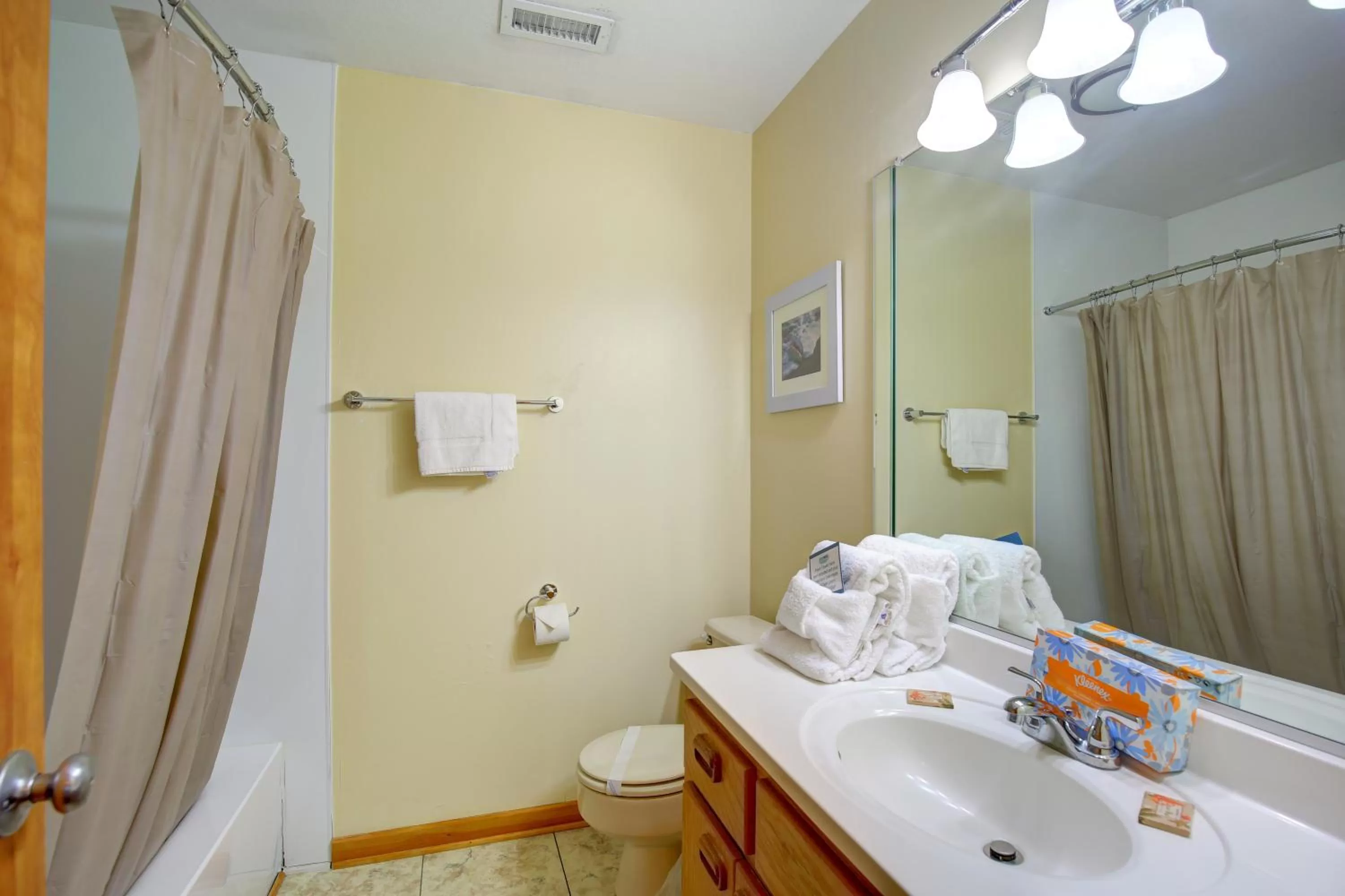Bathroom, Bed in Ocean Pines Resort