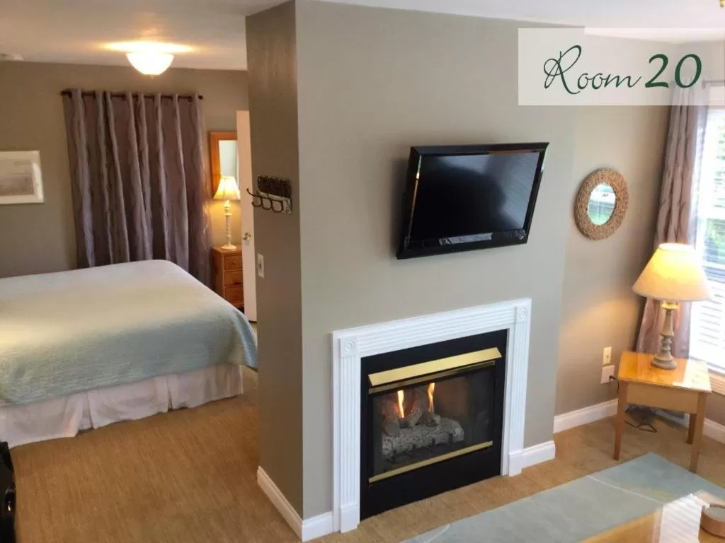 TV/Entertainment Center in Cedar Court Inn