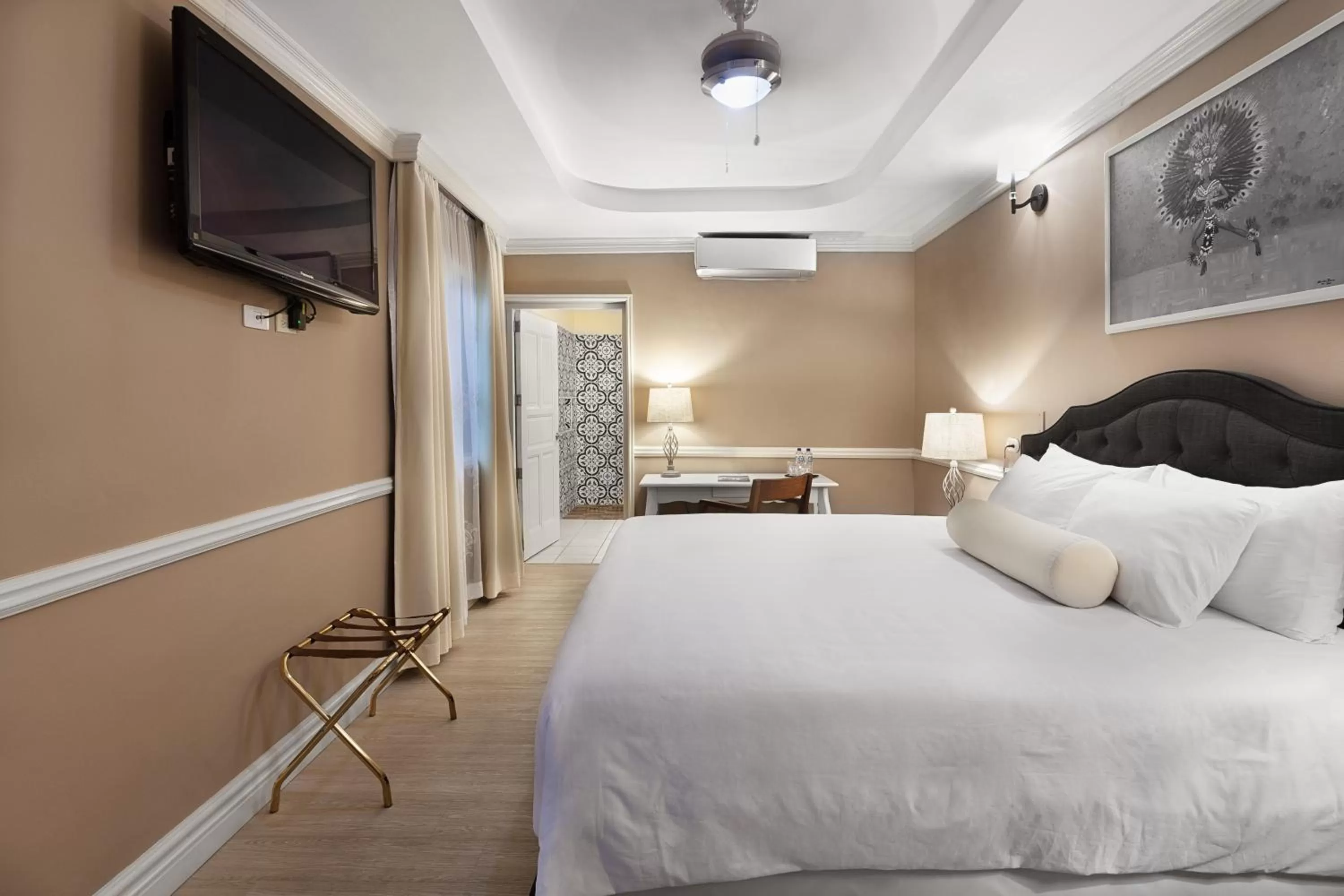 Bedroom, Bed in Hotel la Perla Leon