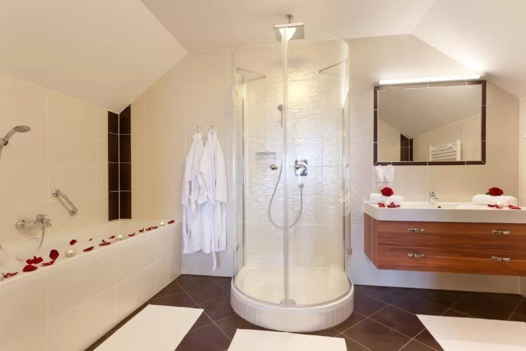 Bathroom in Panorama Hotel Gasthof Leidingerhof