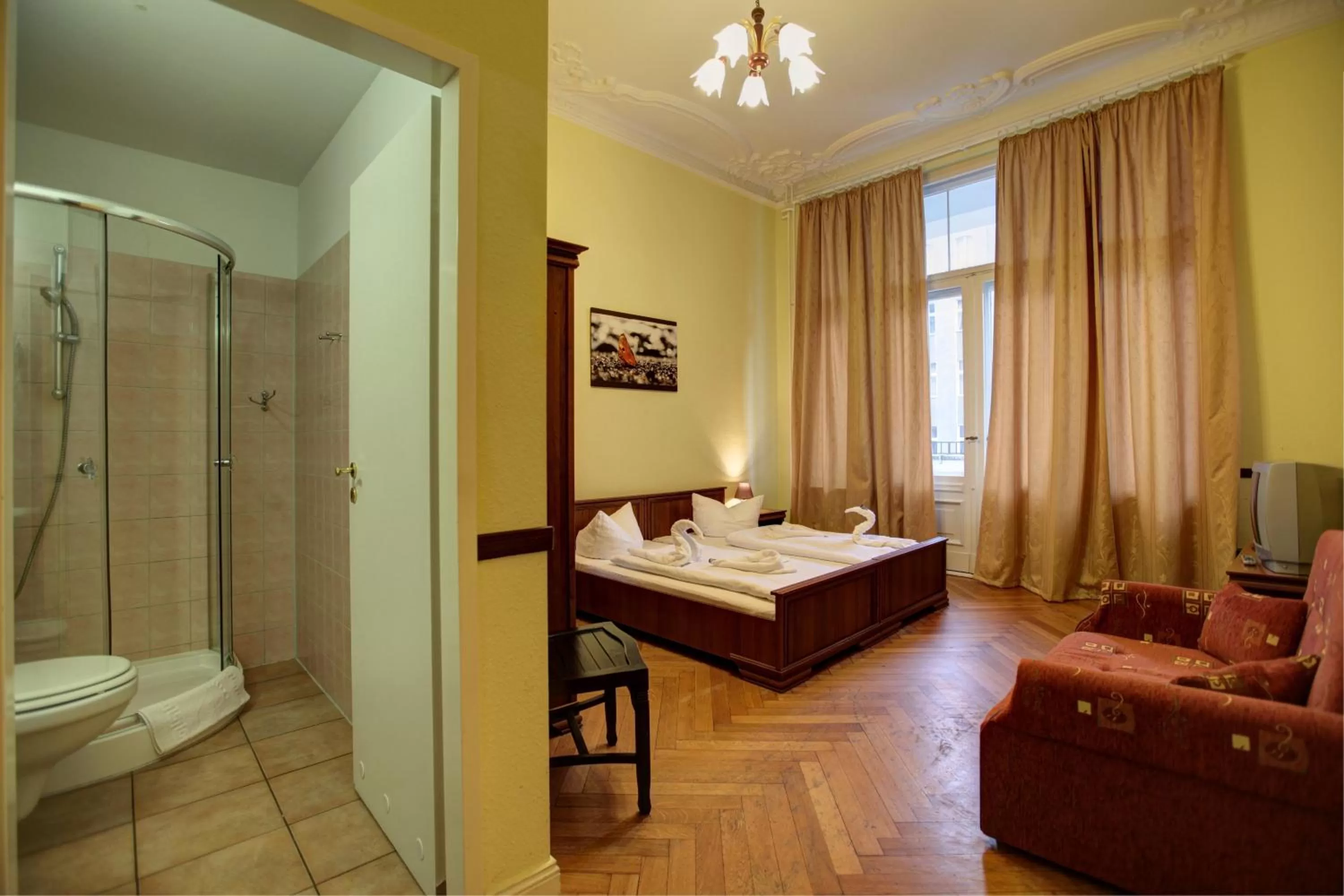 Photo of the whole room, Bed in Hotel Pension Bernstein am Kurfürstendamm