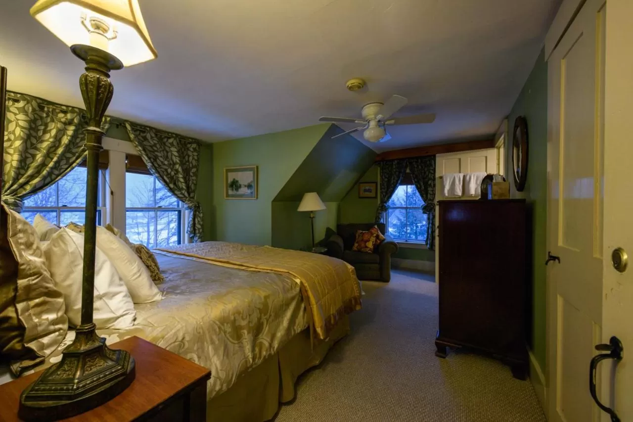 Photo of the whole room, Bed in Follansbee Inn