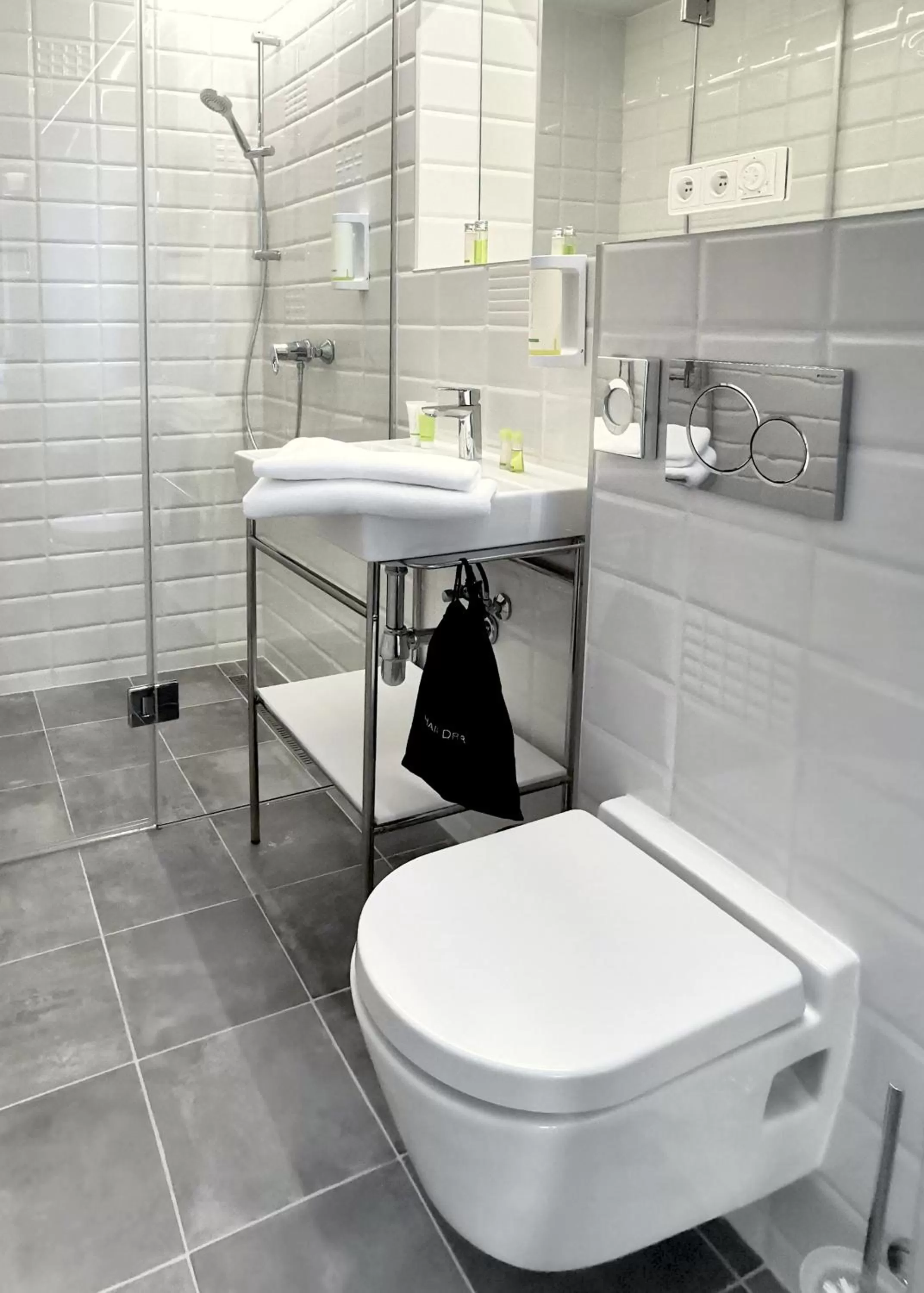 Shower in Hotel Avion - National Cultural Monument - ICONIC HOUSES ORG