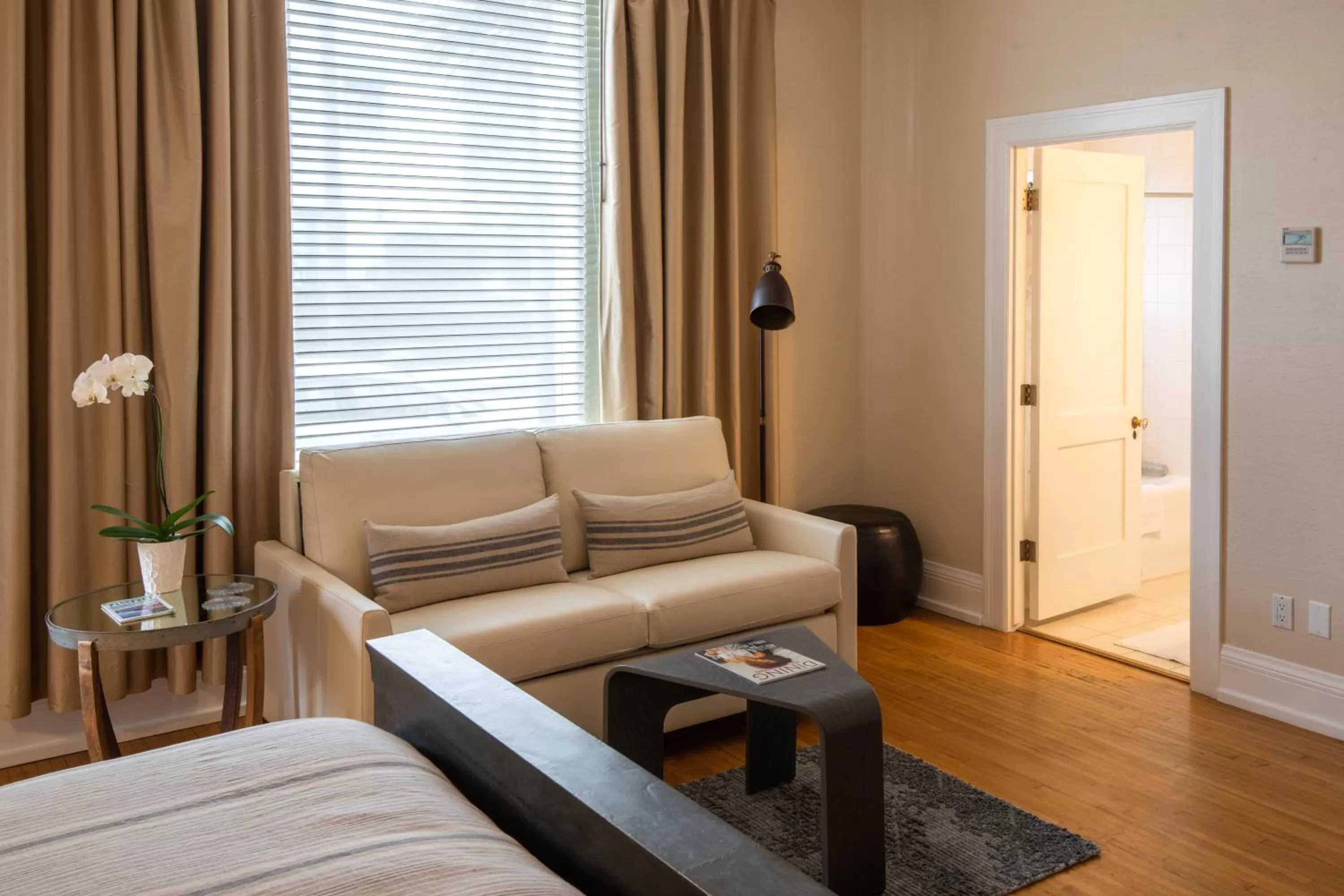 Photo of the whole room in Harbor House Inn