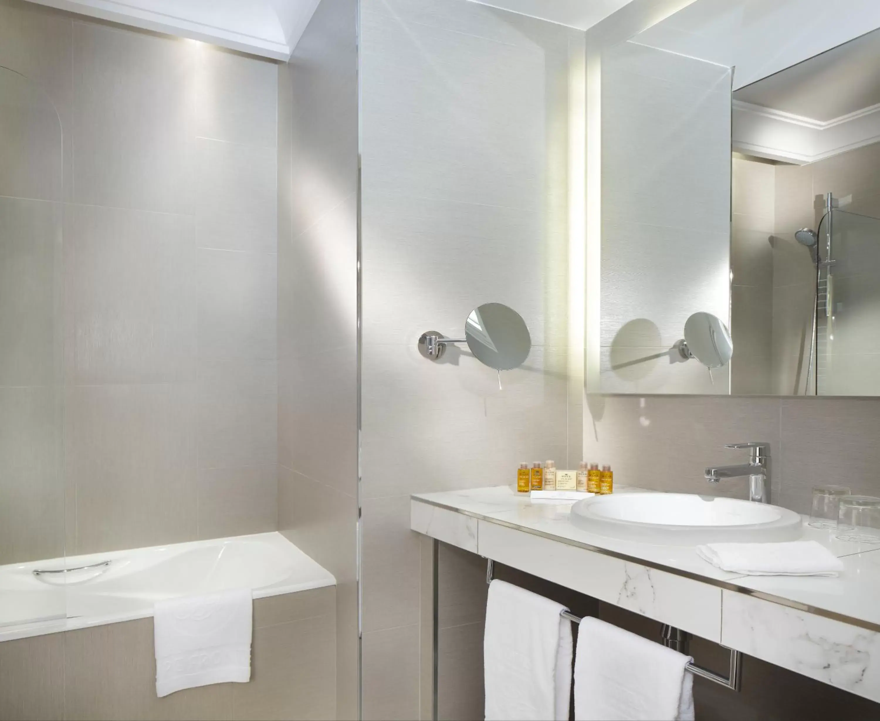 Double Room Courtyard Side in Splendid Etoile Double Room Courtyard Side in Splendid Etoile