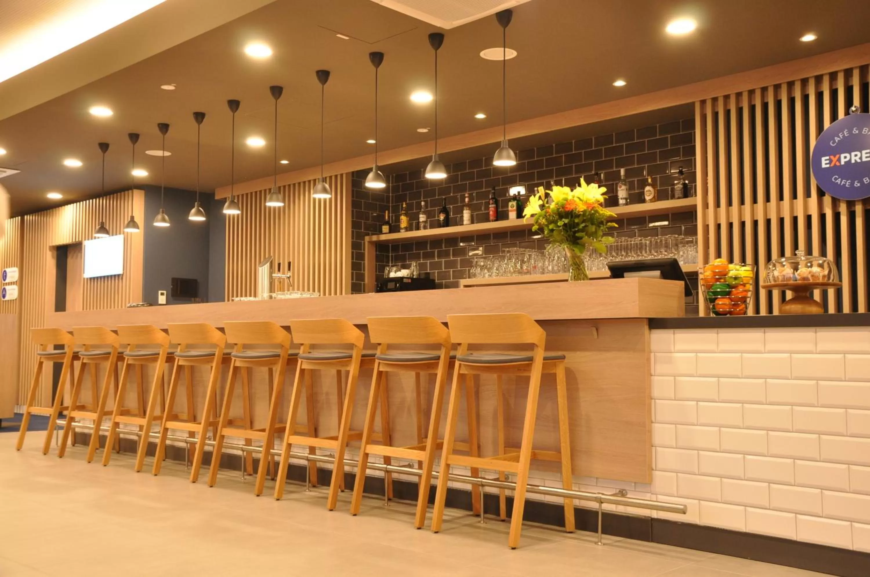 Lounge or bar in Holiday Inn Express - Sindelfingen by IHG