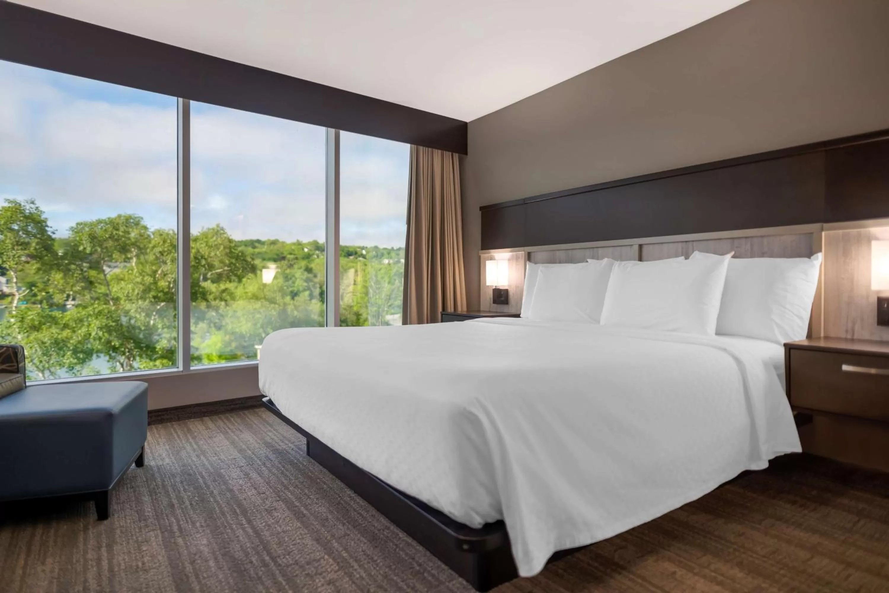 Bedroom, Bed in Best Western Plus Chocolate Lake Hotel - Halifax