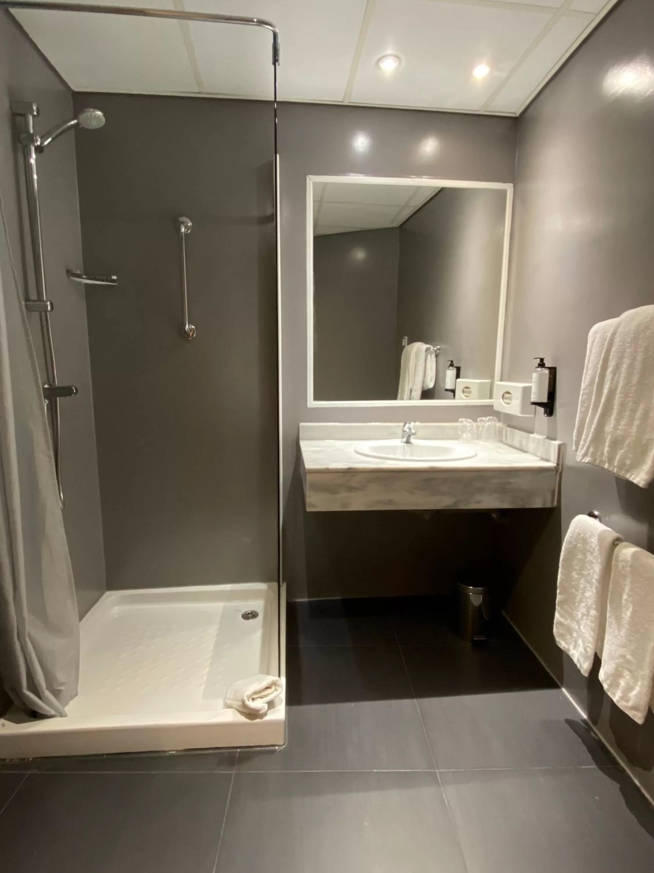 Shower in Holiday Inn Express San Sebastian de los Reyes by IHG