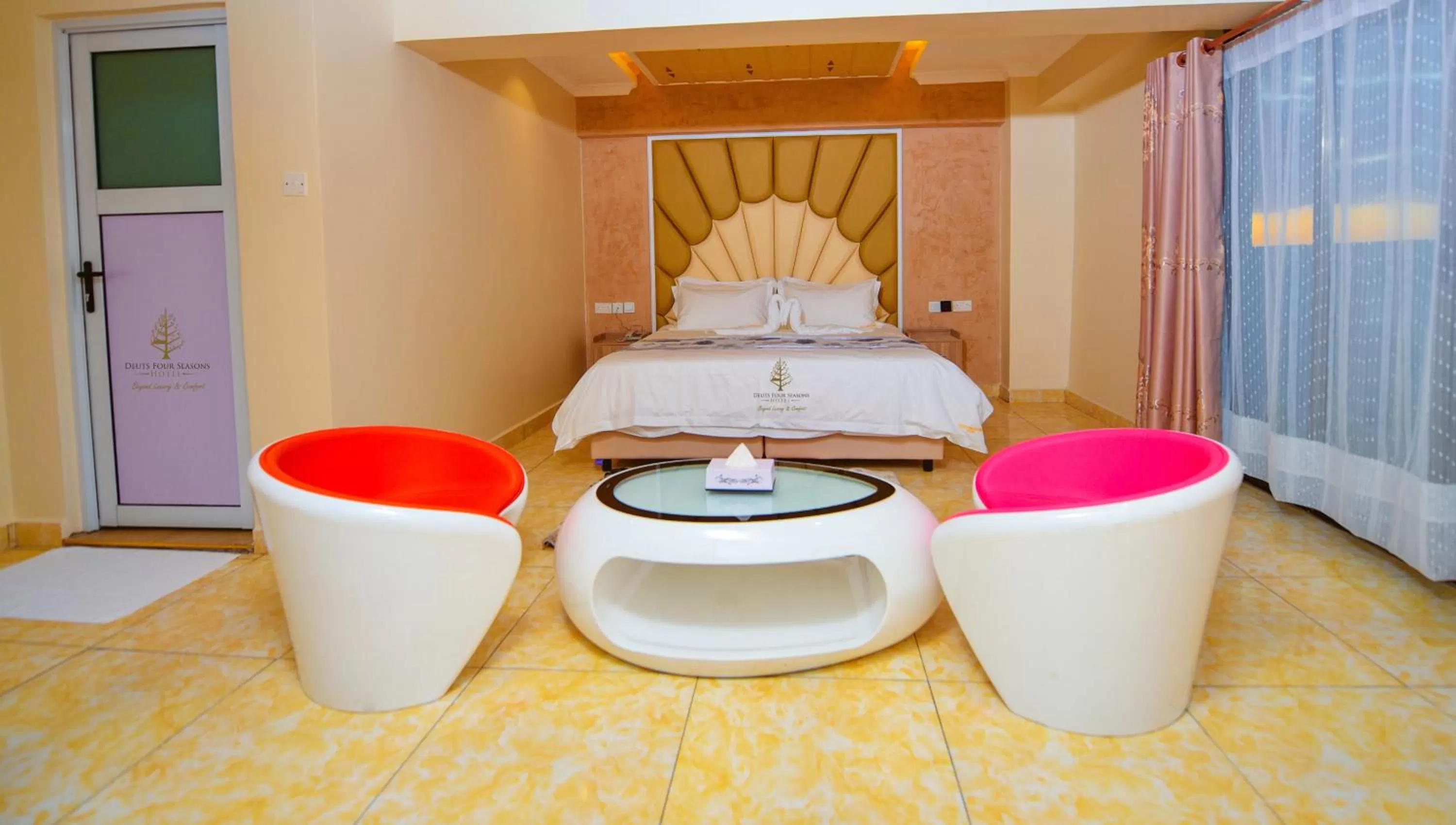 Photo of the whole room, Bed in Deuts Four Seasons Hotel