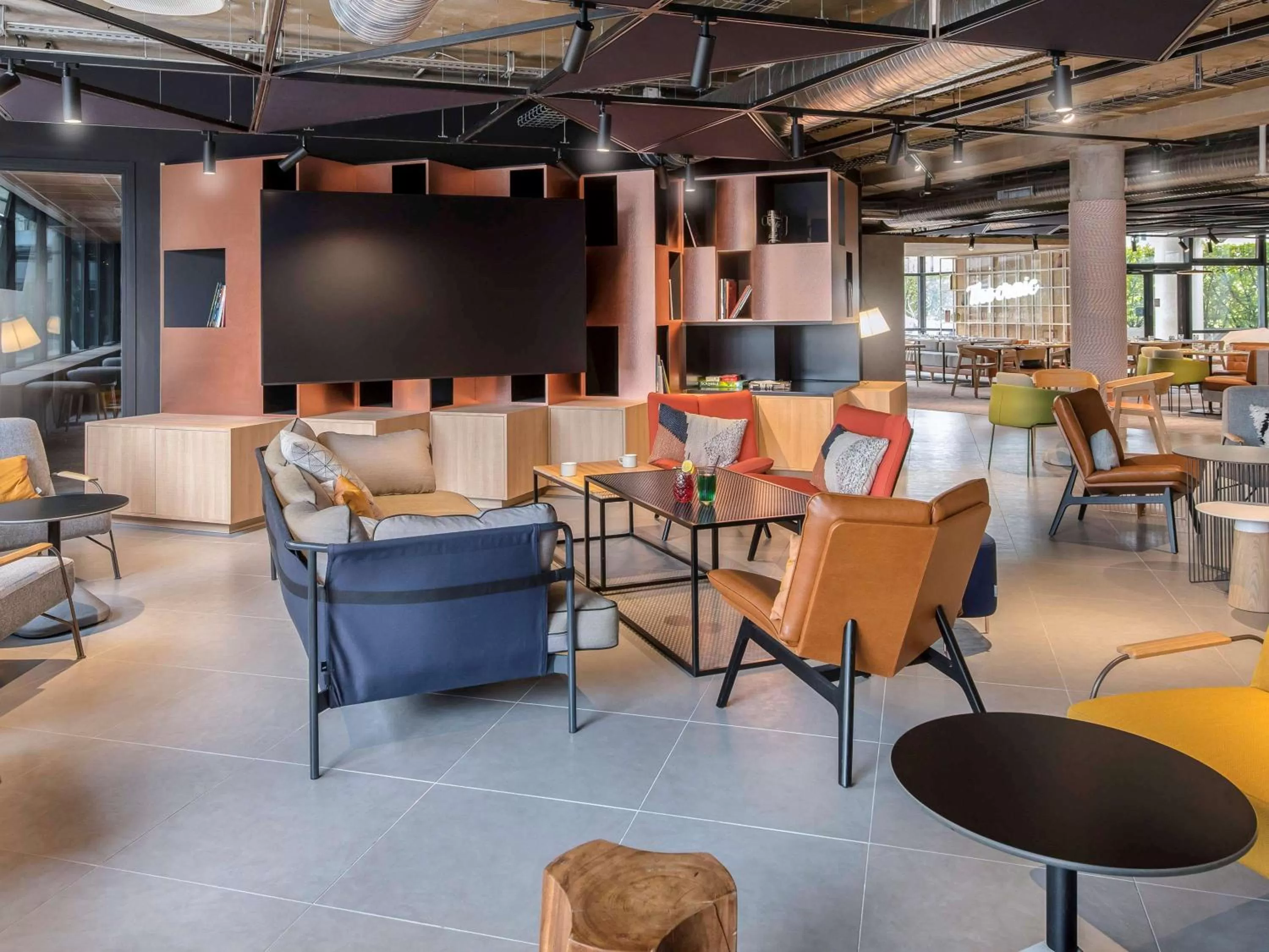 Lounge or bar in Novotel Annecy Centre