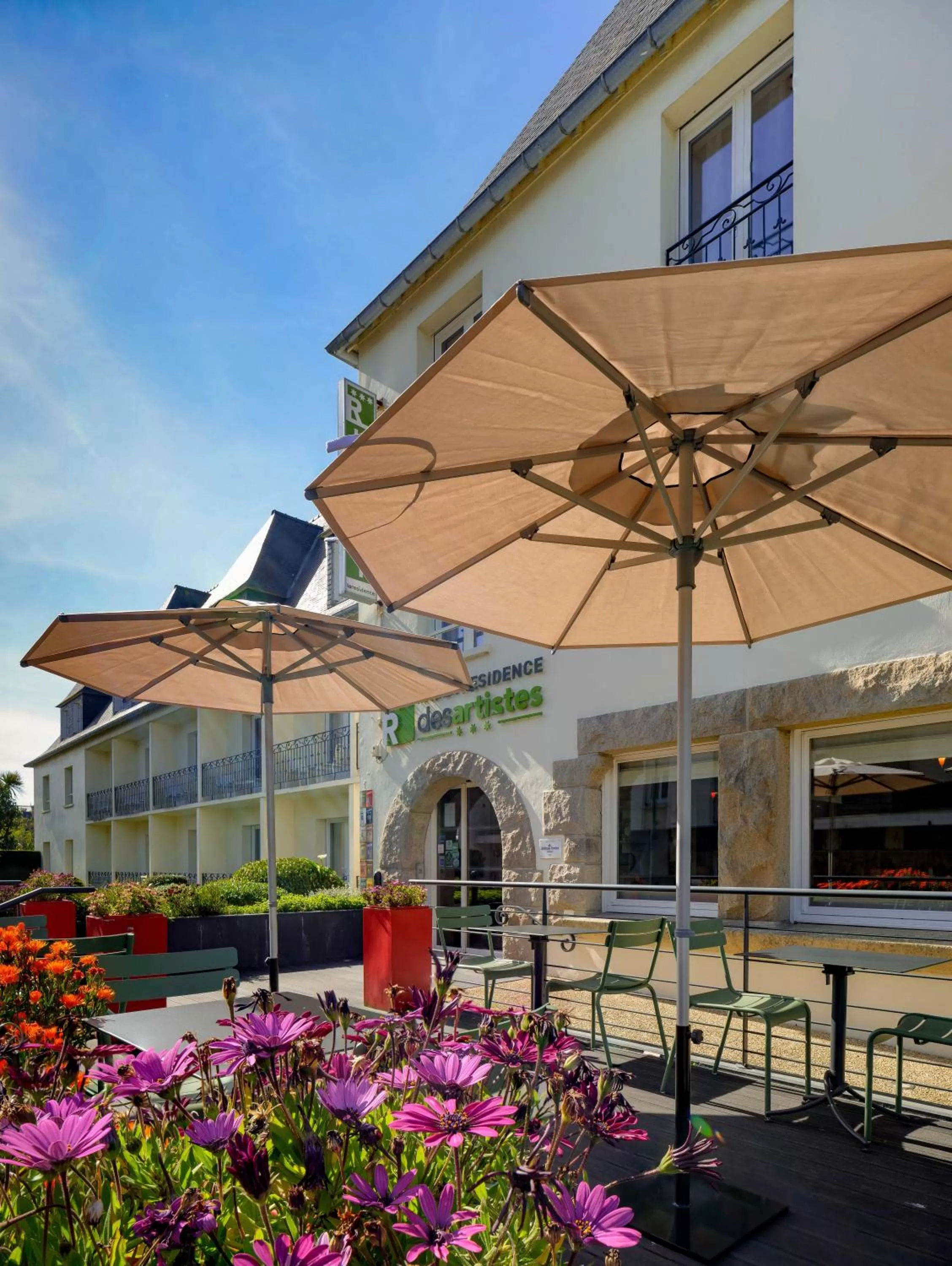 Patio in Hôtel La Résidence des Artistes