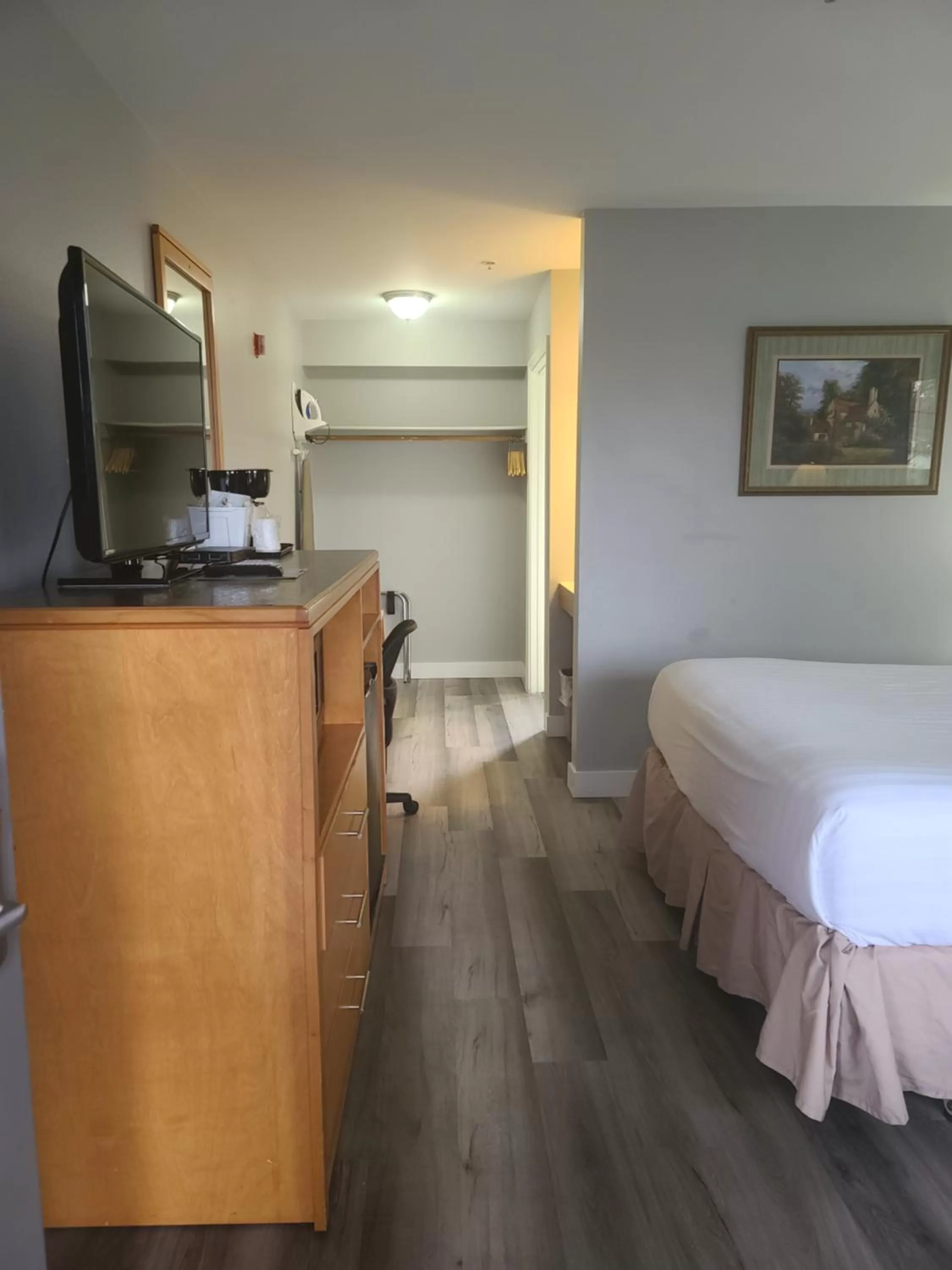 TV and multimedia, Bed in Tulip Inn Mount Vernon