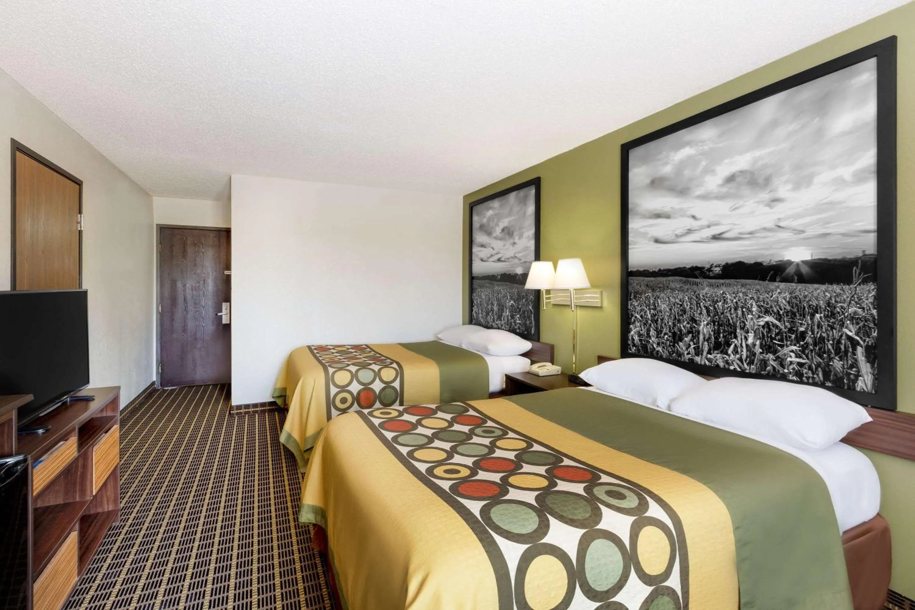 Photo of the whole room, Bed in Super 8 by Wyndham Norfolk