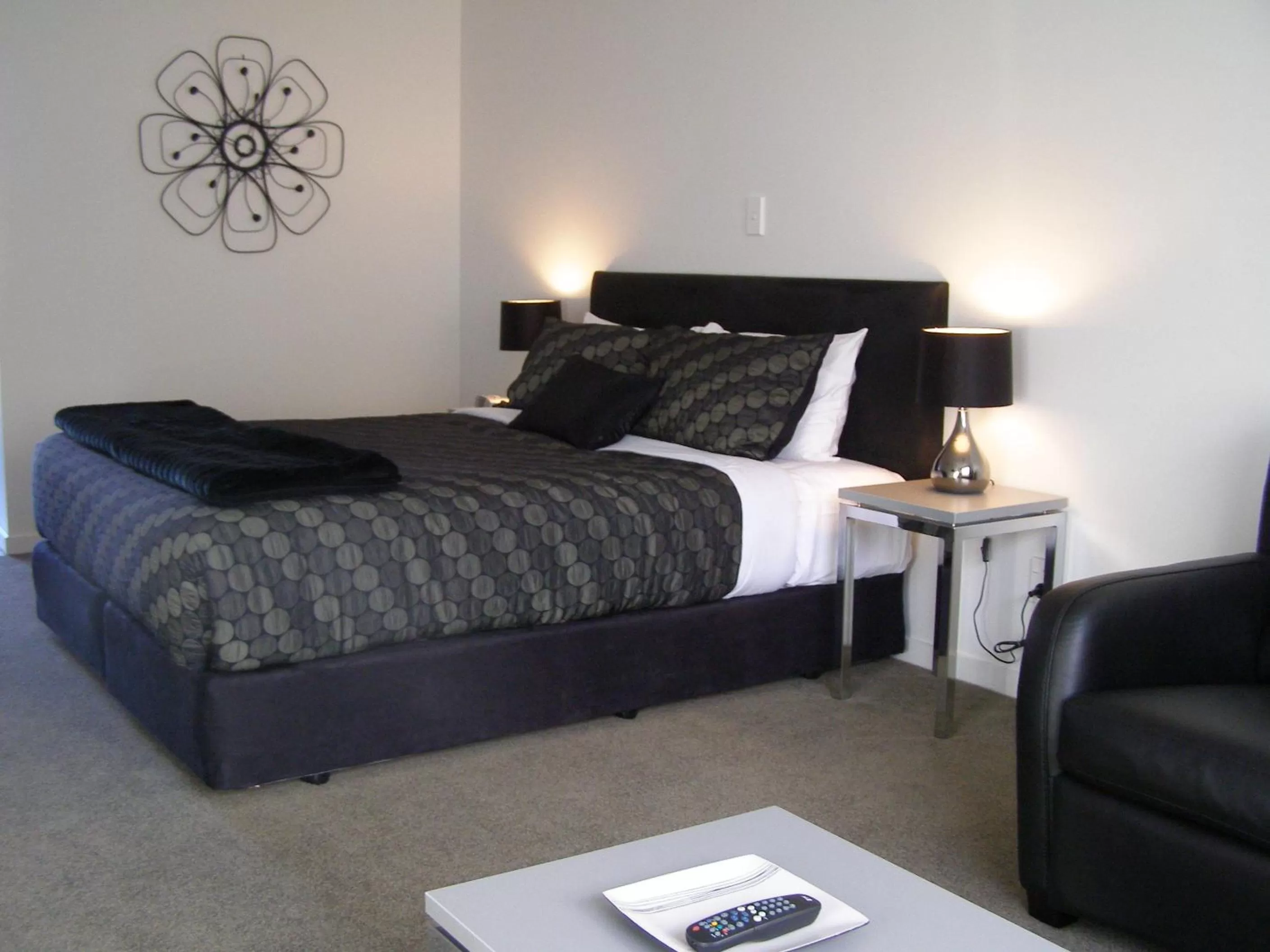 Photo of the whole room, Bed in Bellano Motel Suites