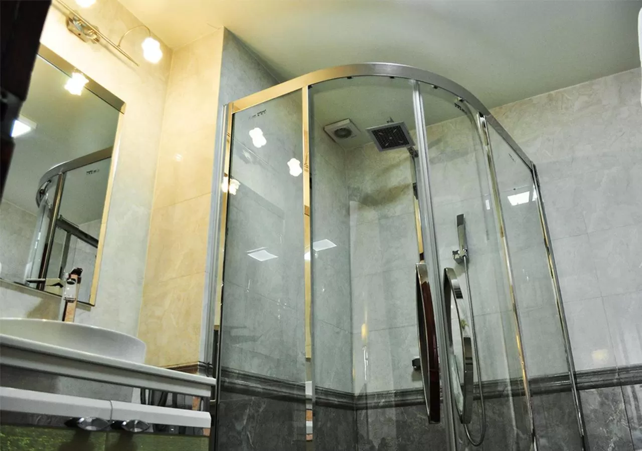 Bathroom in Qantu Hotel