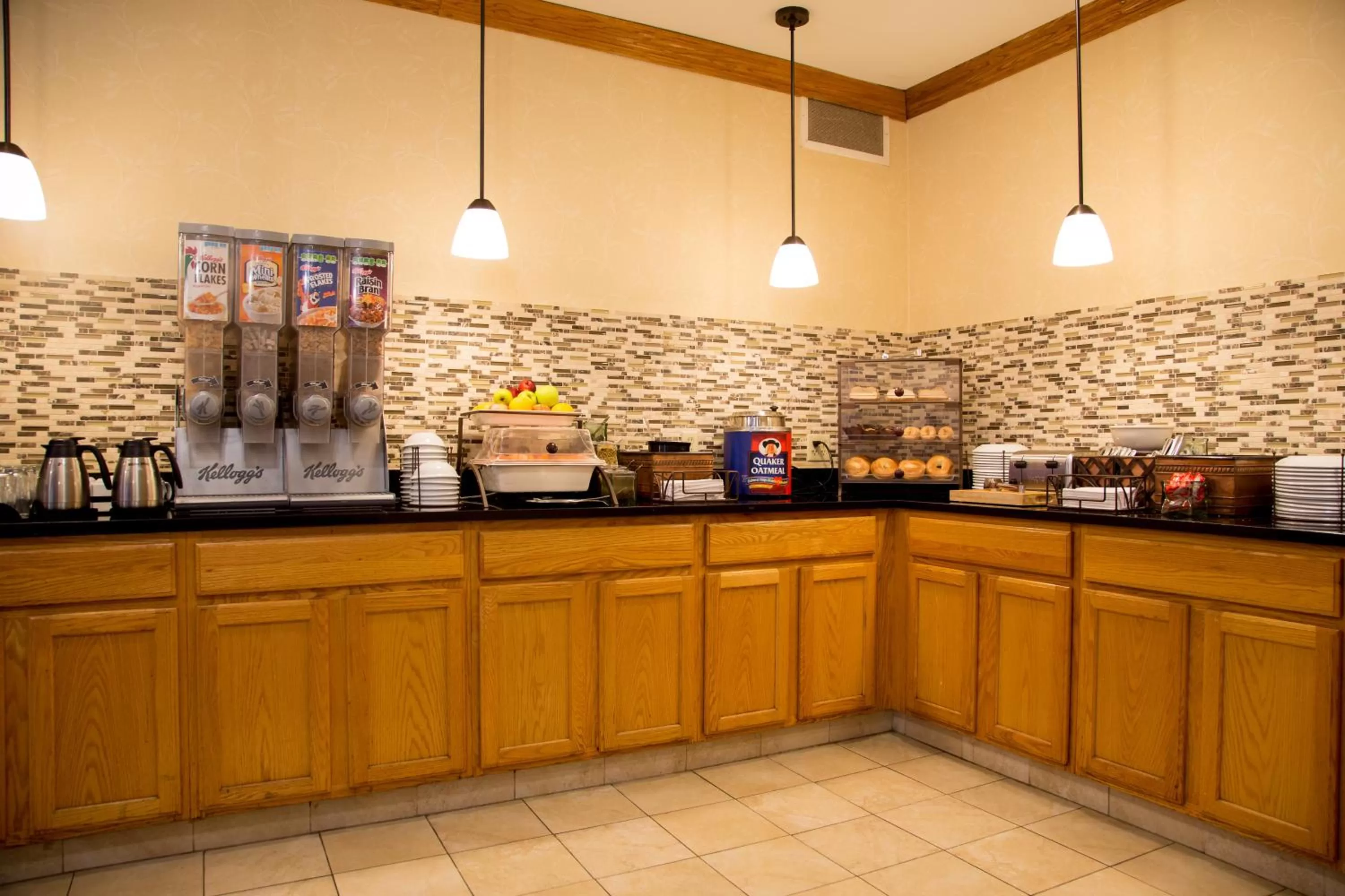 Communal kitchen in Country Inn & Suites by Radisson, Macedonia, OH