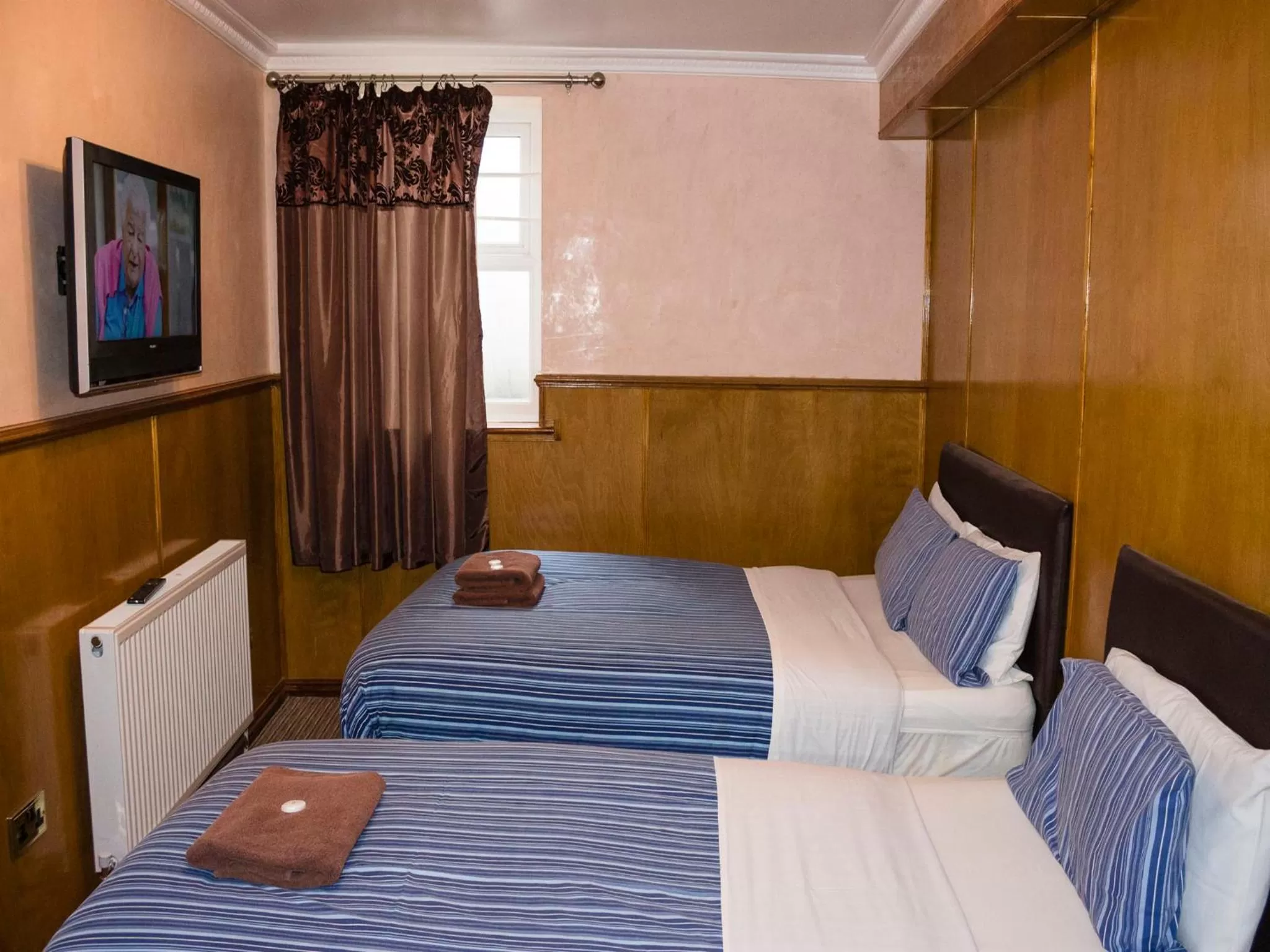 Photo of the whole room, Bed in Cricklewood Lodge Hotel