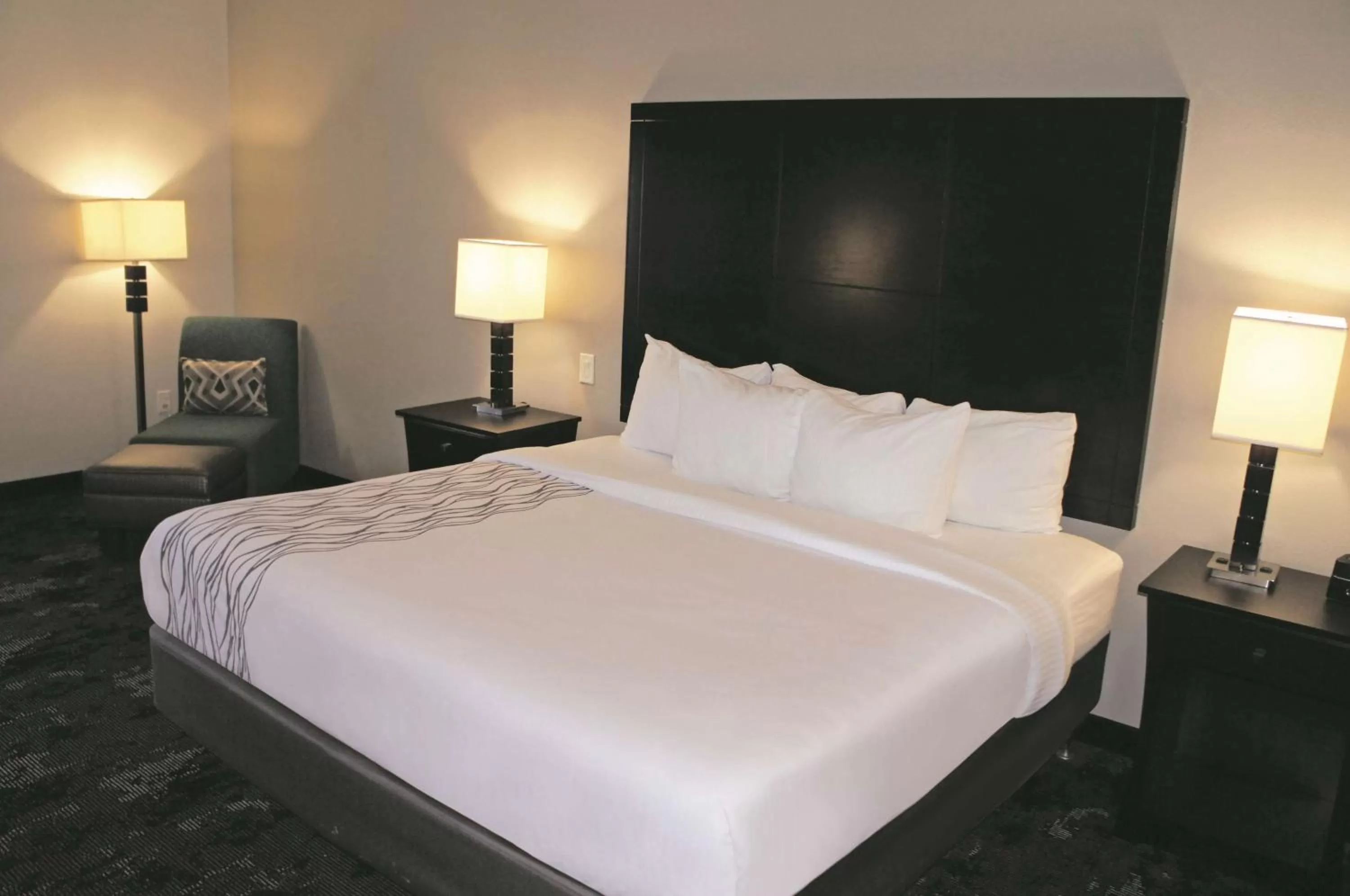 King Room with Bath Tub - Mobility Accessible/Non-Smoking in La Quinta by Wyndham Columbus - Edinburgh