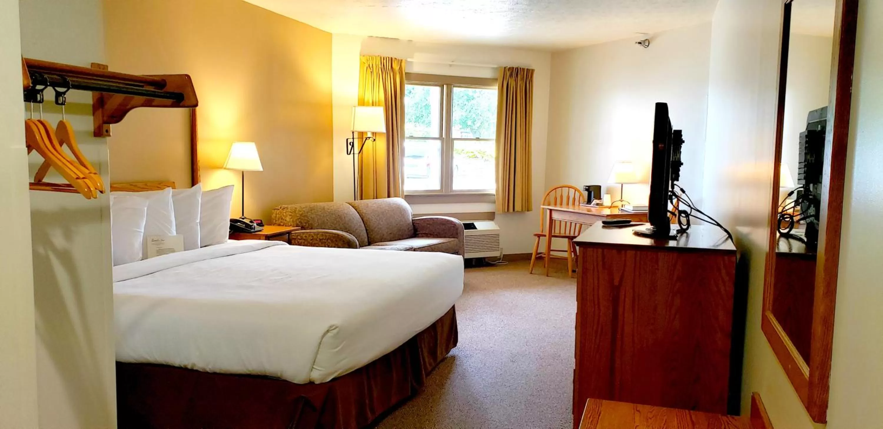 Photo of the whole room, Bed in Berlin Heritage Inn