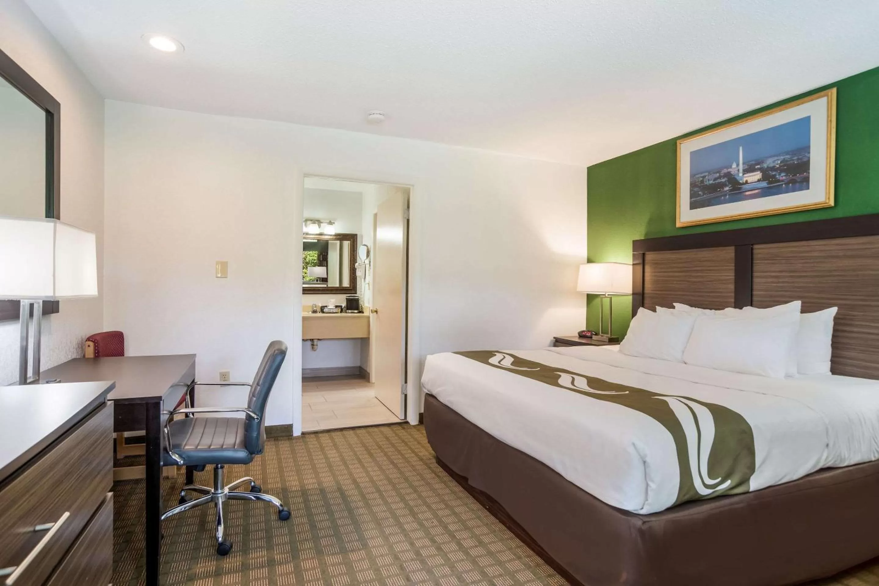 Photo of the whole room, Bed in Quality Inn Mount Vernon