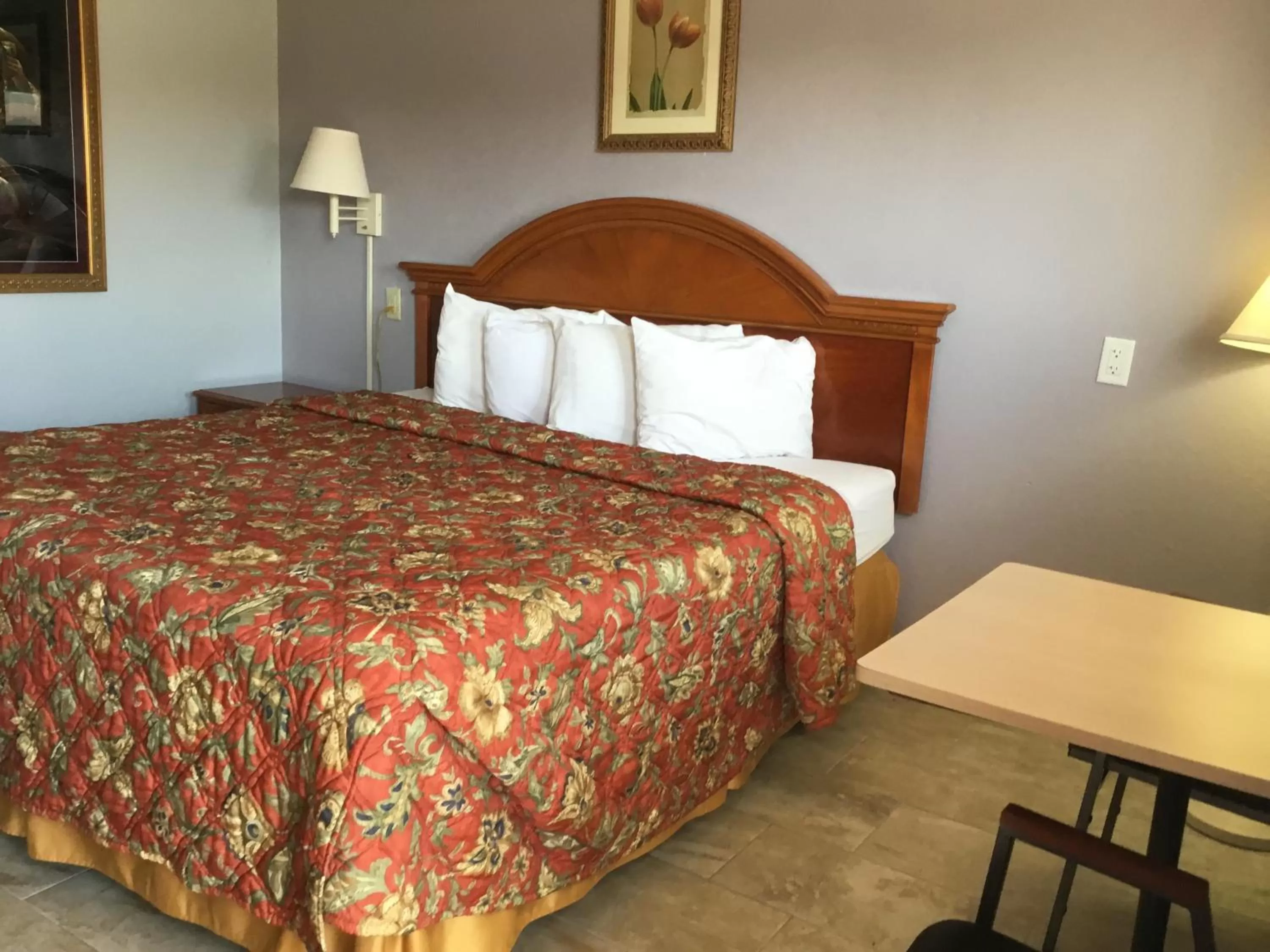 Bedroom, Bed in Budget Inn Plainview