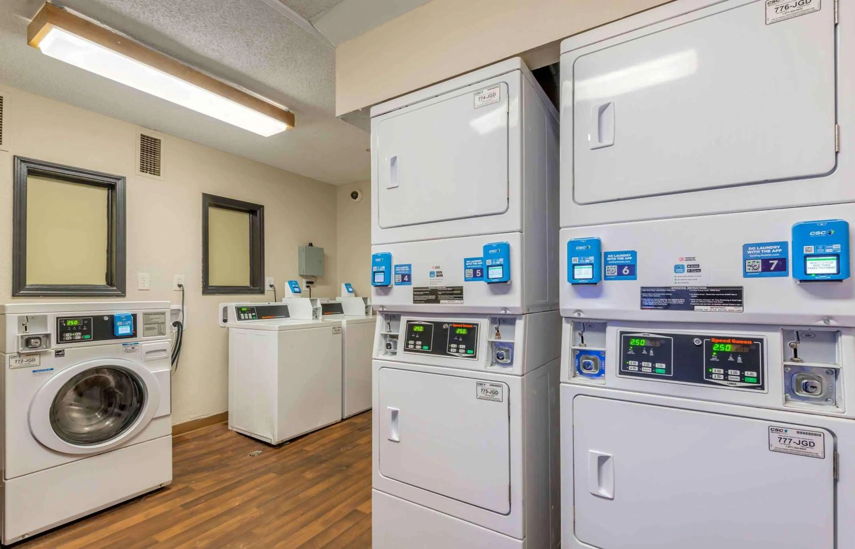 Property building in Extended Stay America Select Suites - Charlotte - Tyvola Rd - Executive Park