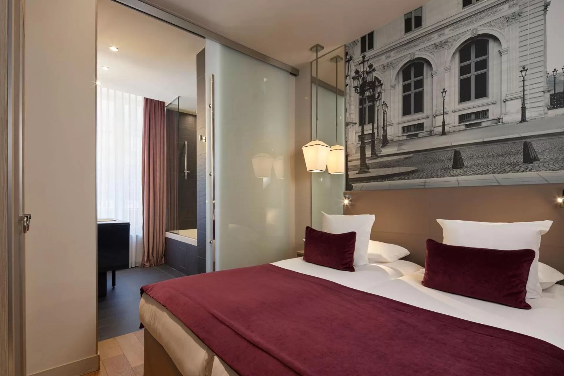 Bed in Hotel La Lanterne & Spa By Timhotel