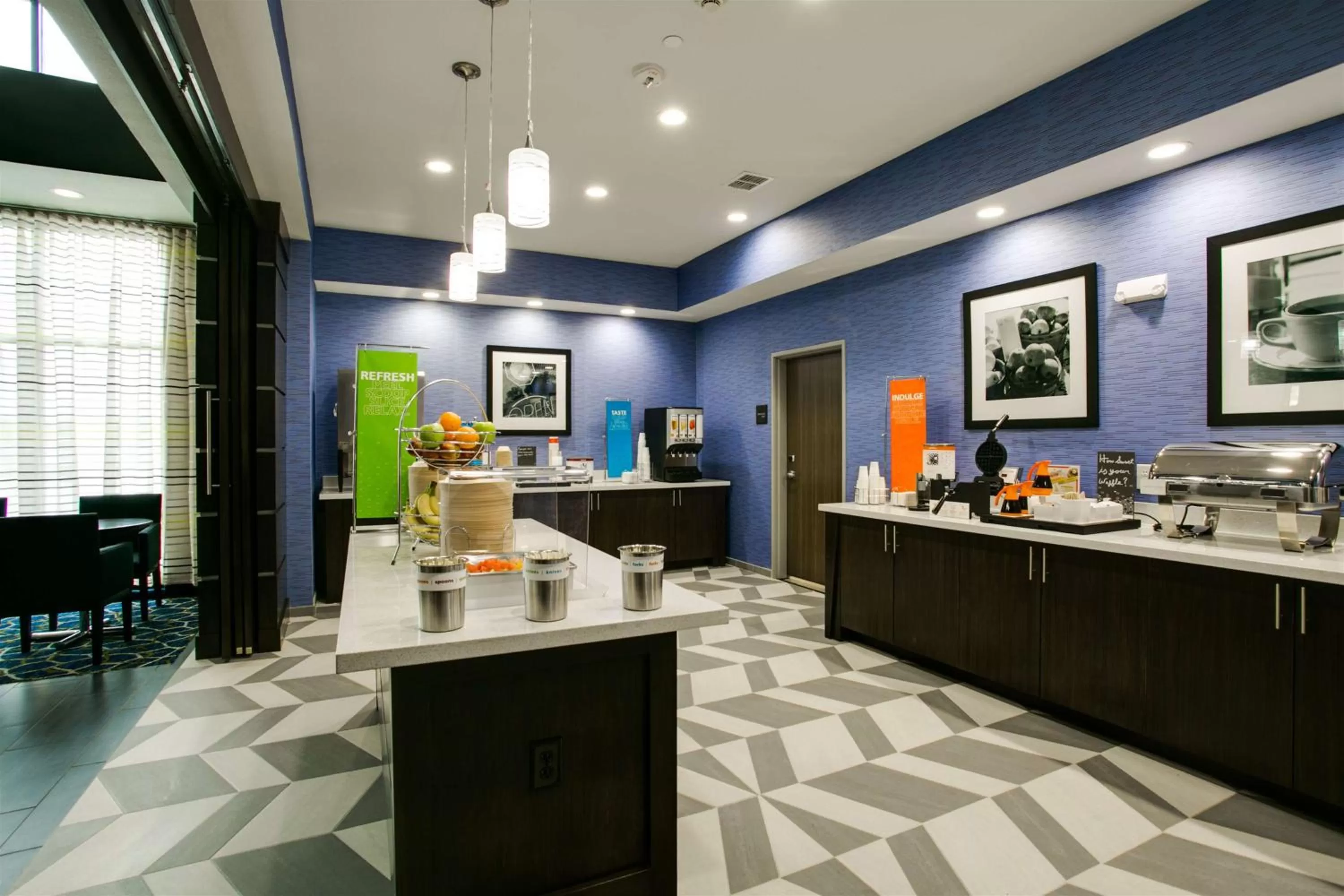 Dining area in Hampton Inn & Suites Dallas/Ft. Worth Airport South