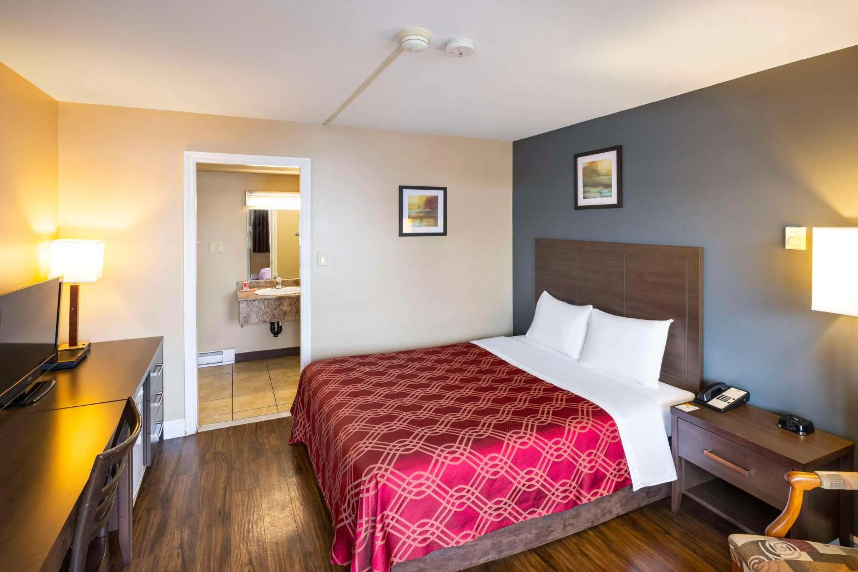 Bedroom in Econo Lodge Miramichi