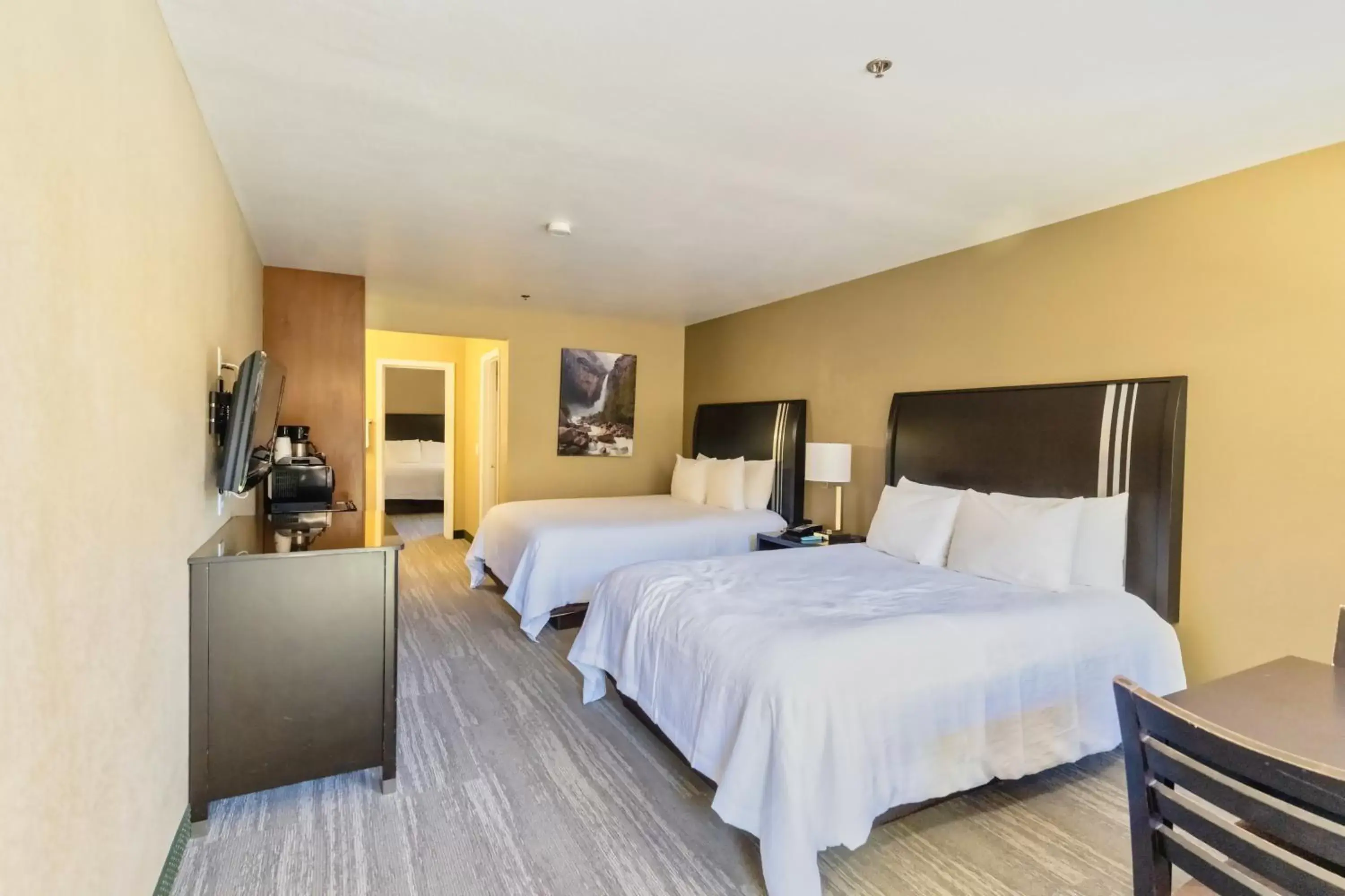 The Oakhurst Inn at Yosemite The Oakhurst Inn at Yosemite