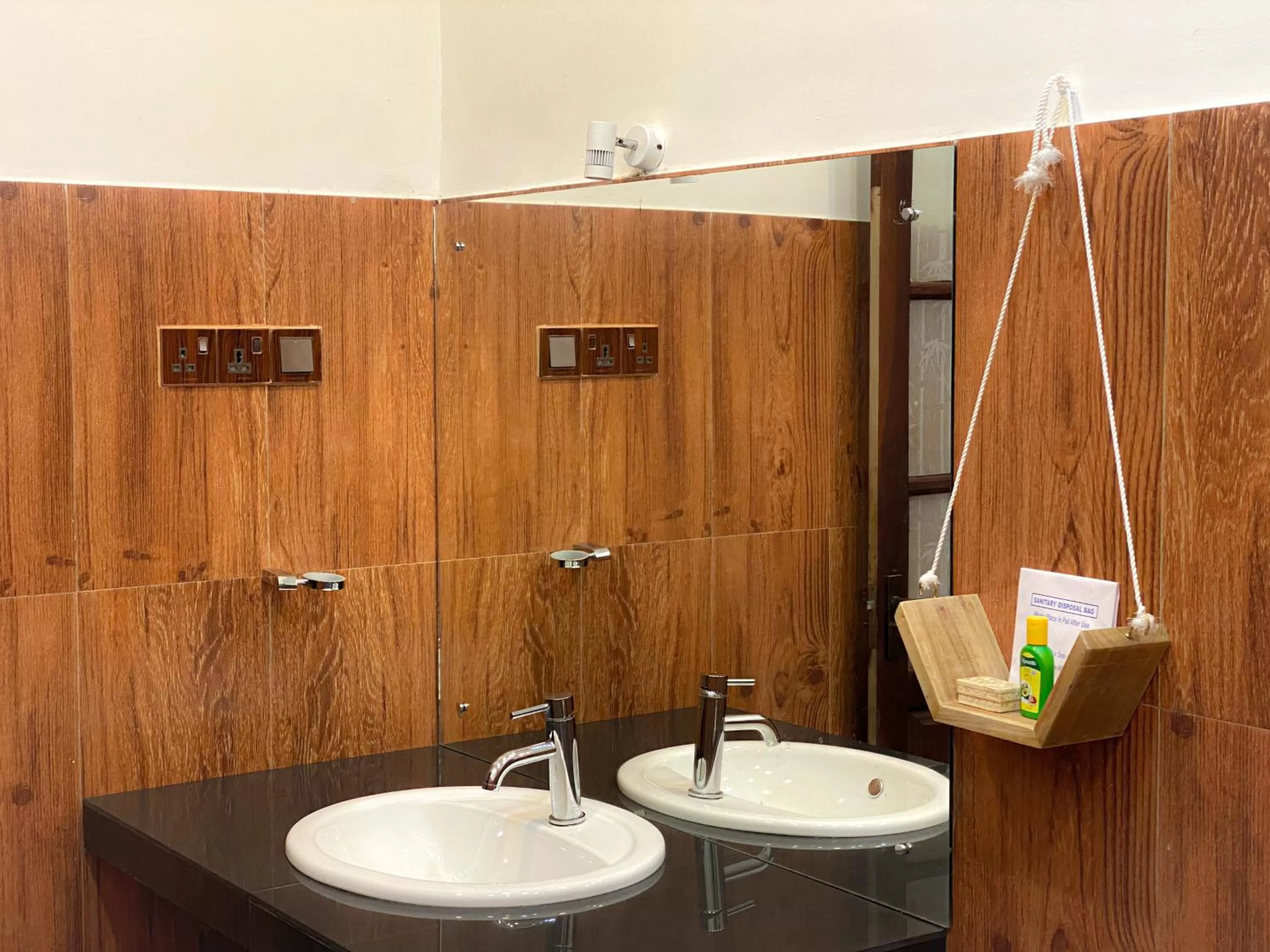 Toilet in Hotel Levon Ella