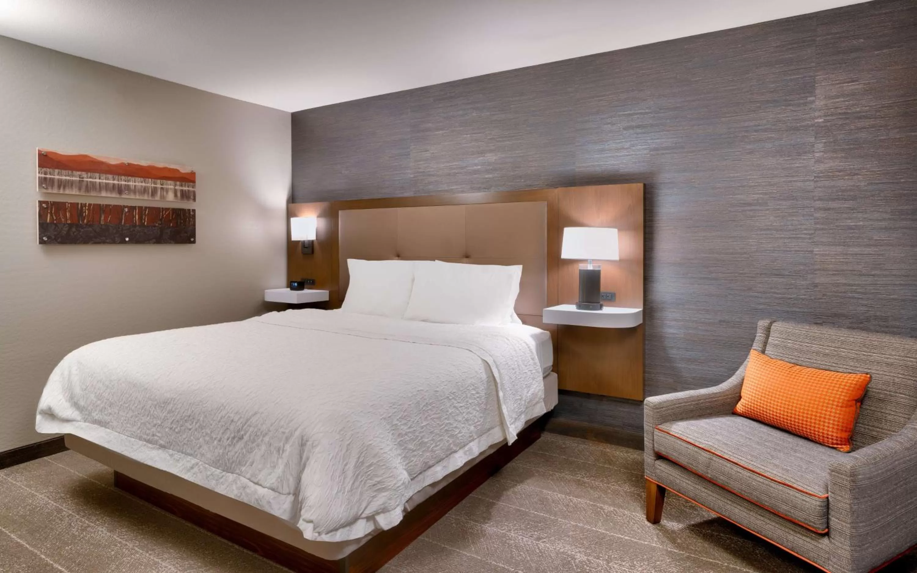 Living room, Bed in Hampton Inn & Suites Show Low-Pinetop