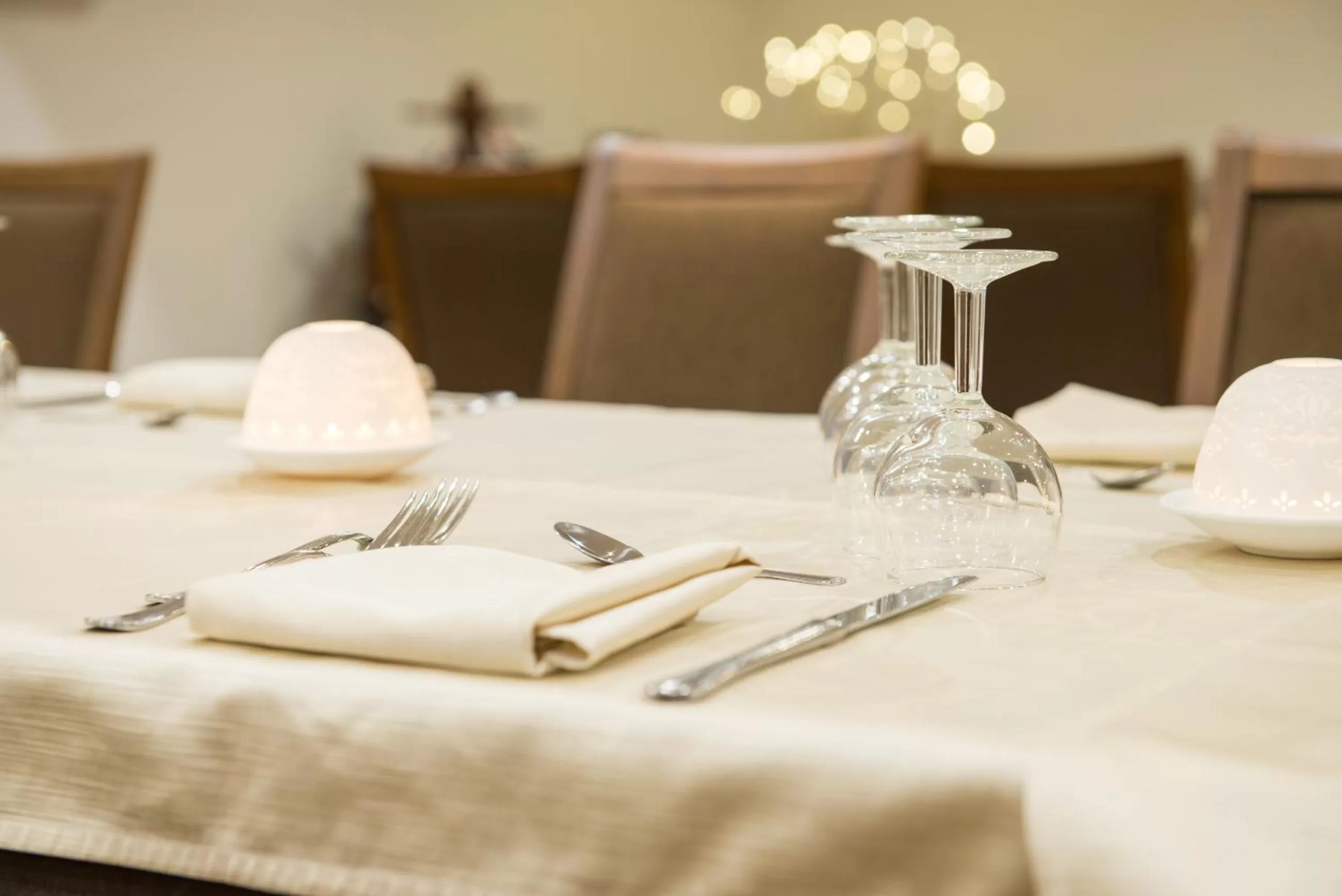 Restaurant/places to eat in Royal Hotel