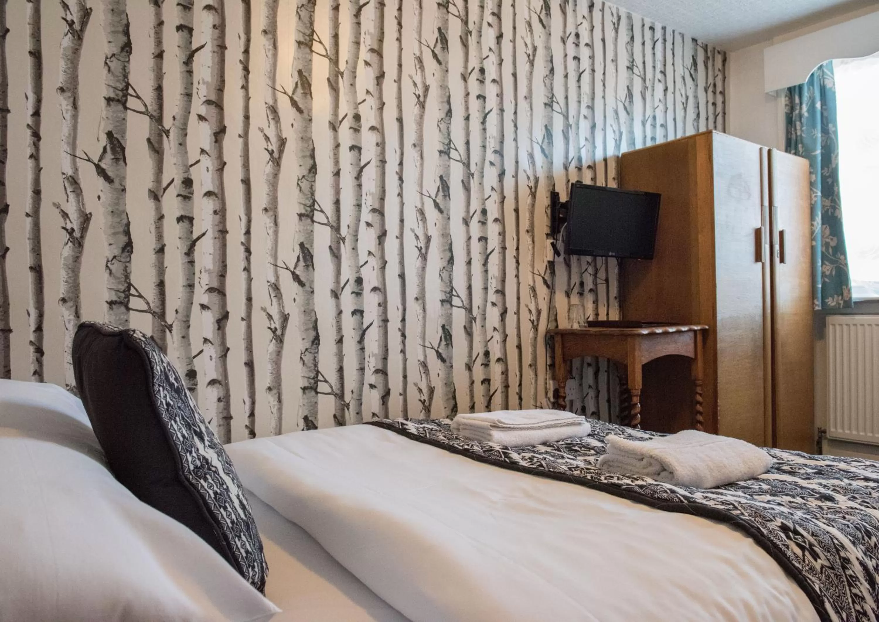 Photo of the whole room, Bed in St Athans Hotel