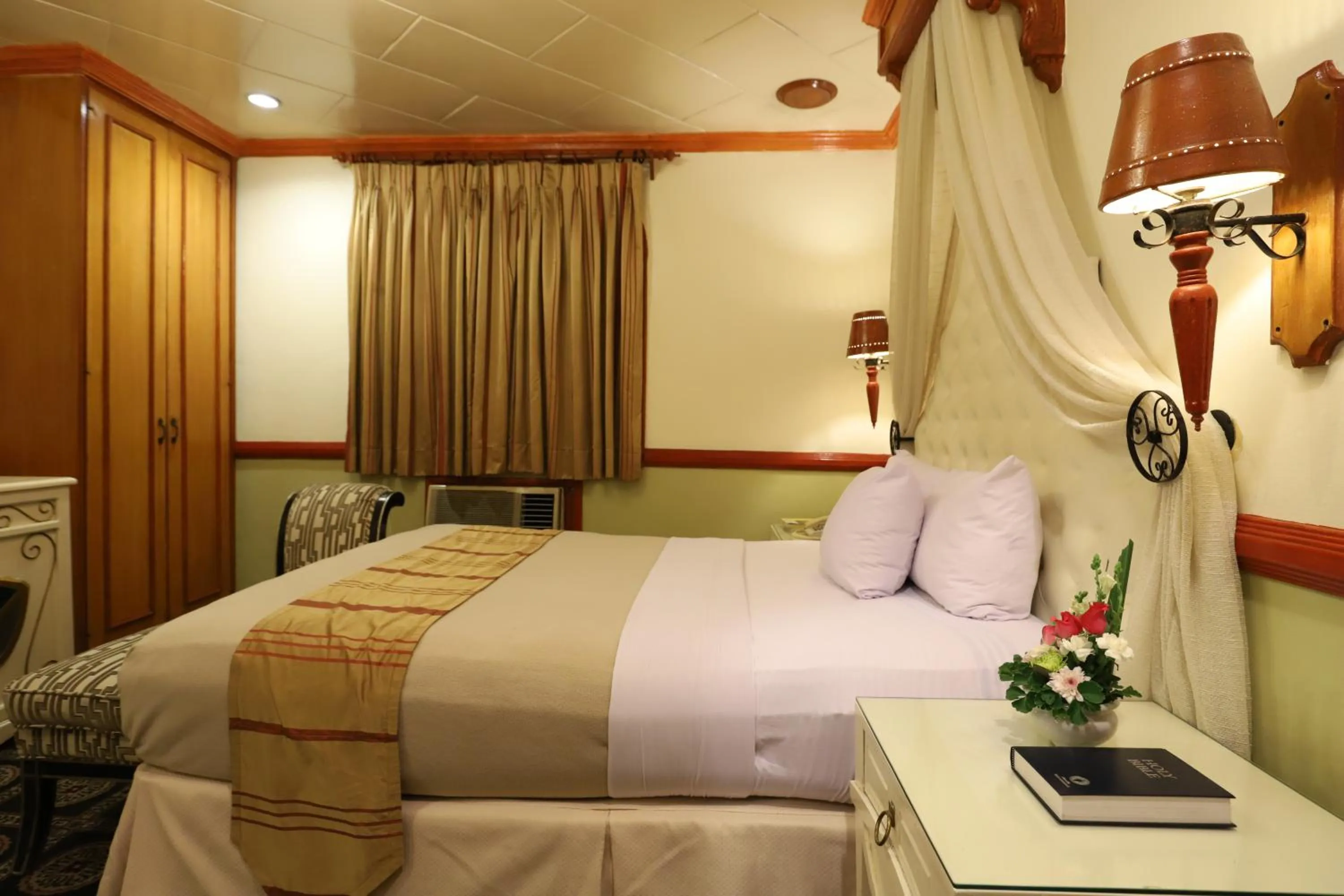 Bed in Camelot Hotel