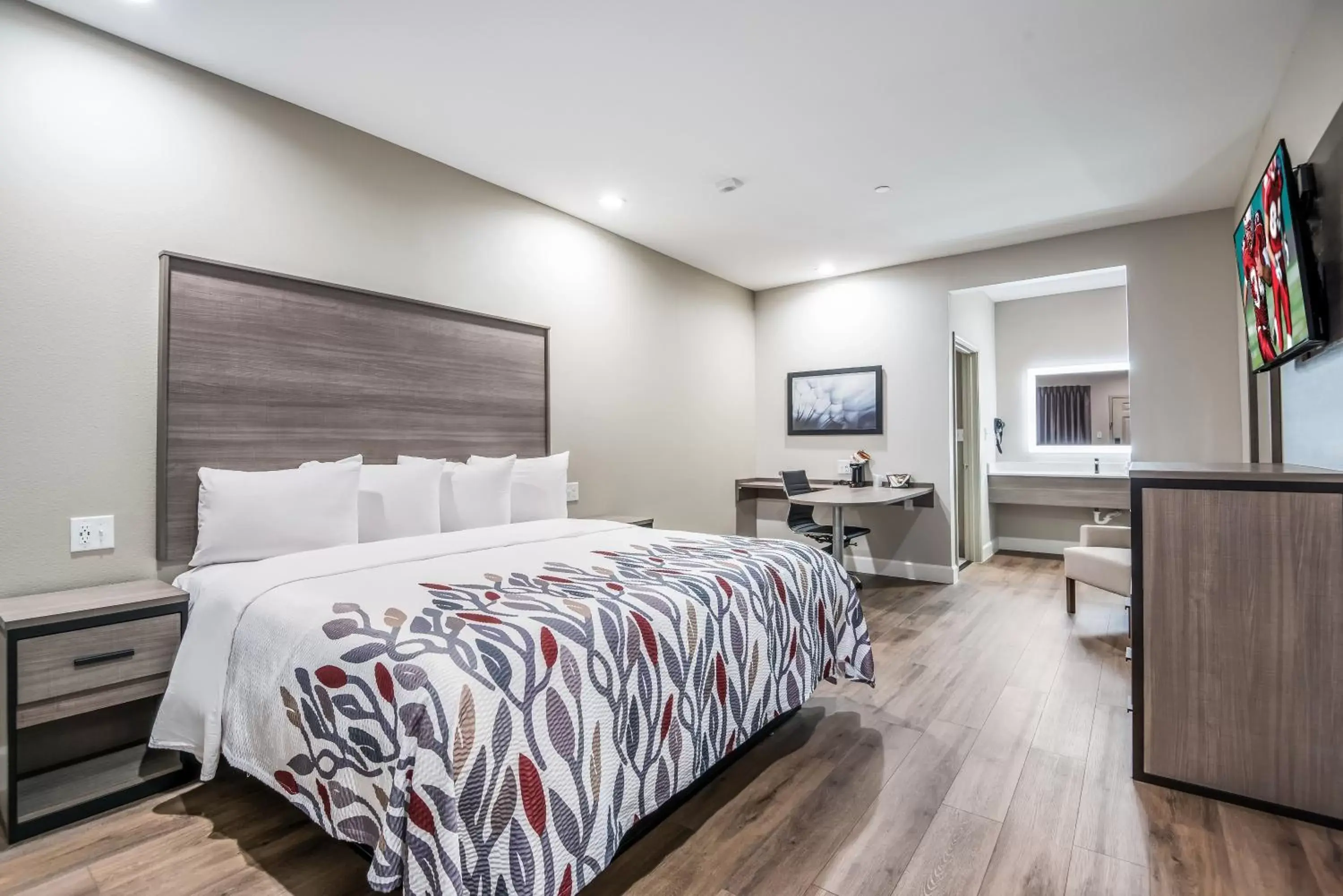 Superior King Room - Non-Smoking in Red Roof Inn Baytown Superior King Room - Non-Smoking in Red Roof Inn Baytown