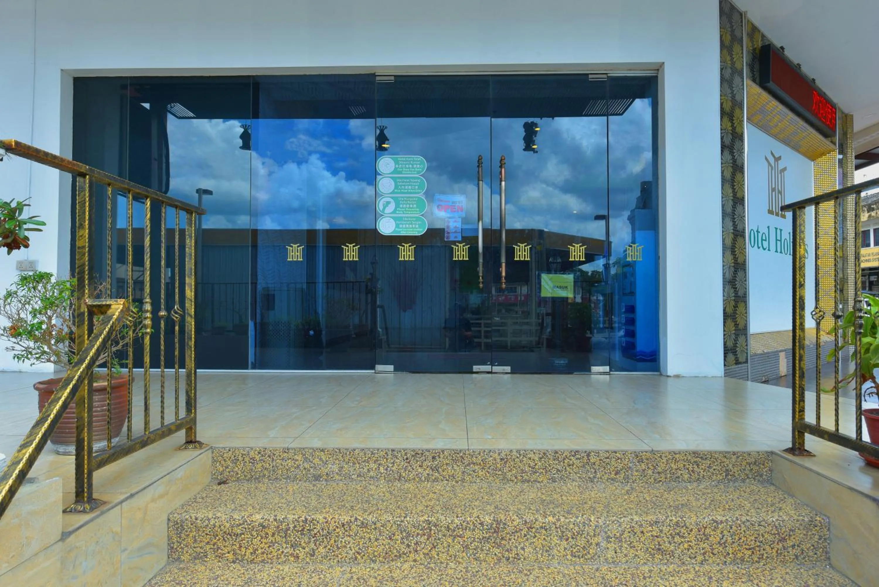 Facade/entrance in Townhouse OAK Hotel Holmes Johor Jaya