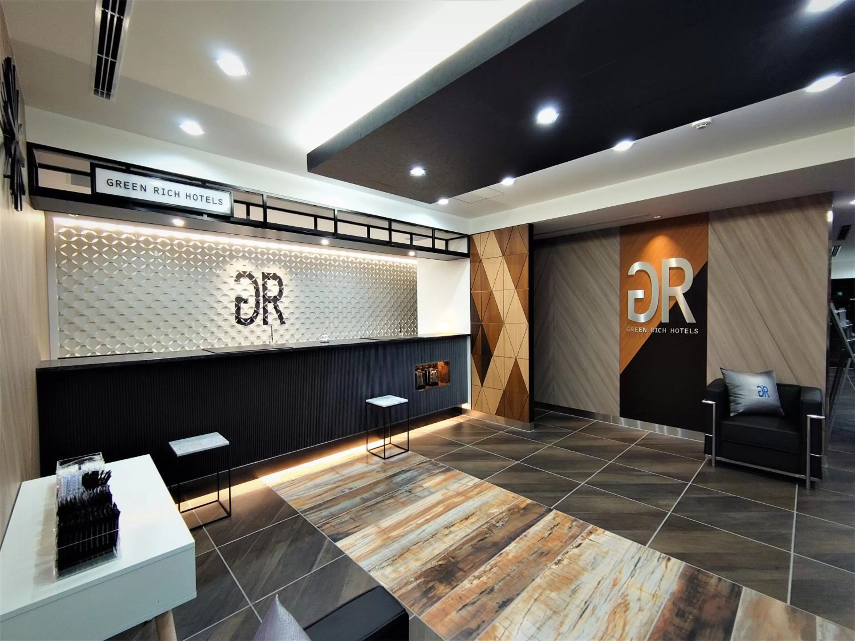 Lobby or reception in Green Rich Hotel Nagoya Nishiki (Artificial hot spring Futamata Yunohana)
