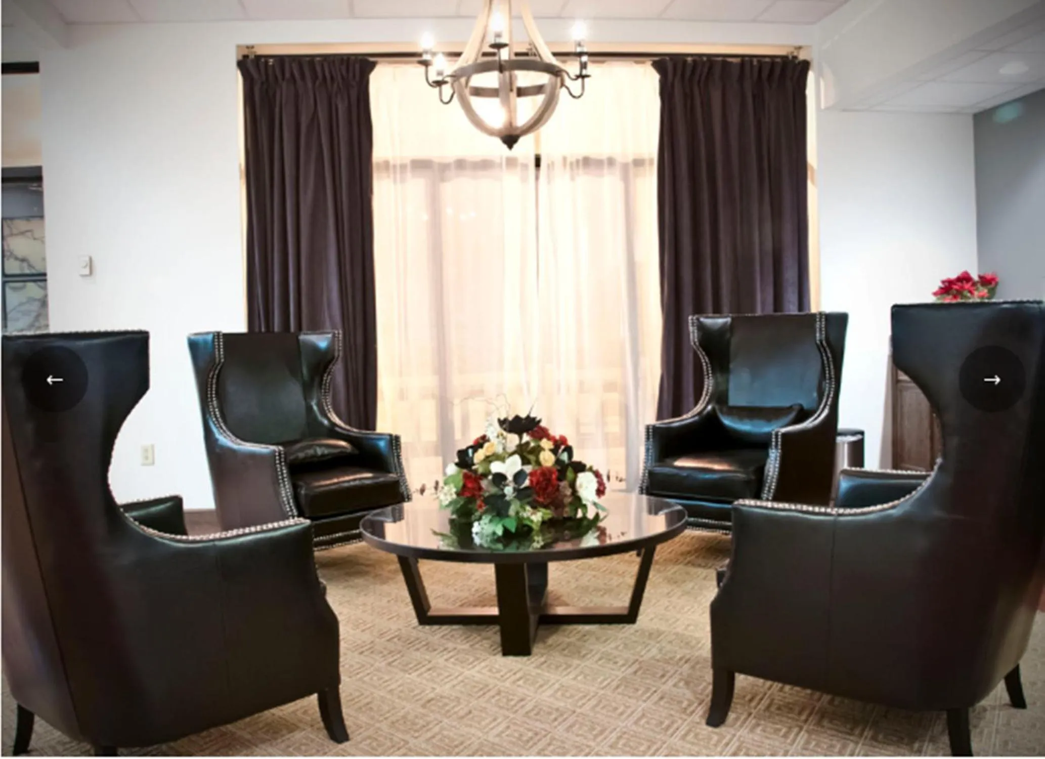 Seating area in Springfield Inn TN