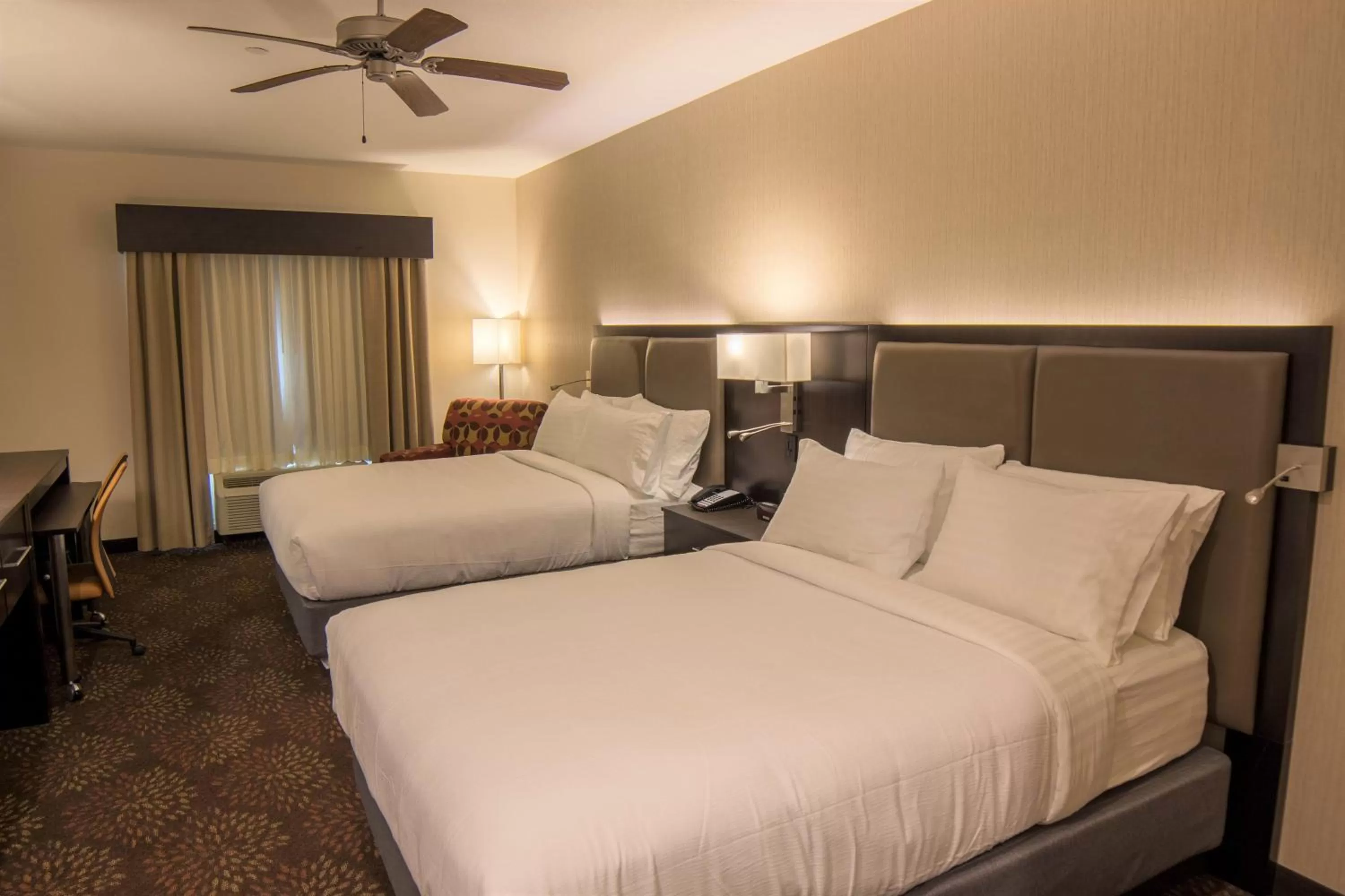 Photo of the whole room, Bed in Holiday Inn Trophy Club by IHG