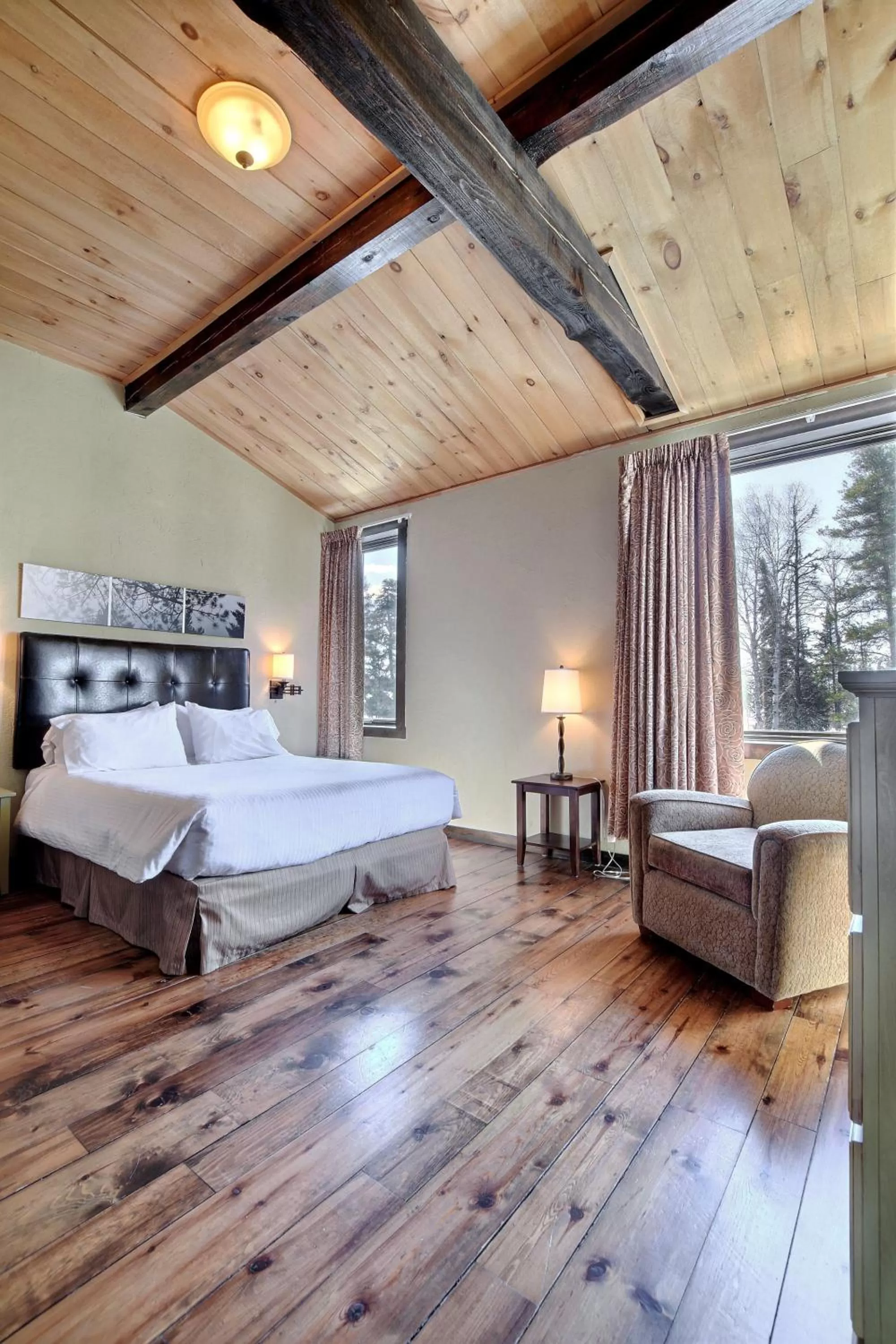 Bed in Les Condos Du Lac Taureau- Rooms & Condos